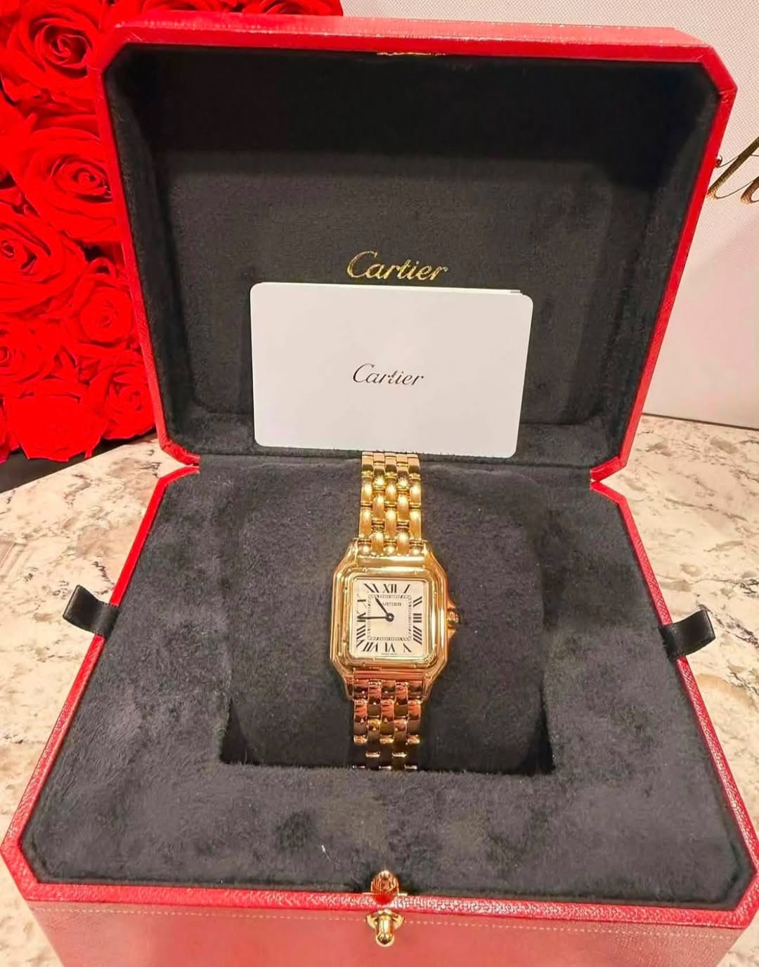 May be an image of wrist watch and text that says 'Cartier Cartier H1IA 佟'