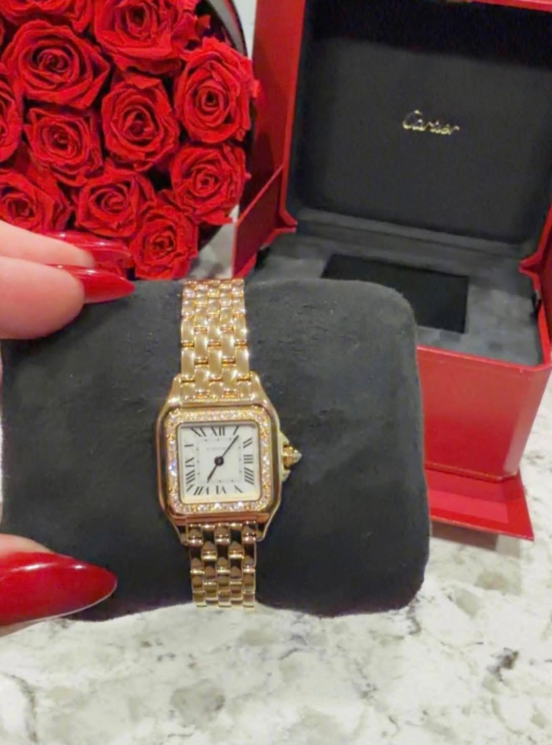 May be an image of wrist watch and text that says '0C HII/N IN ۱١ II I 田/ !!!!!! mi II'