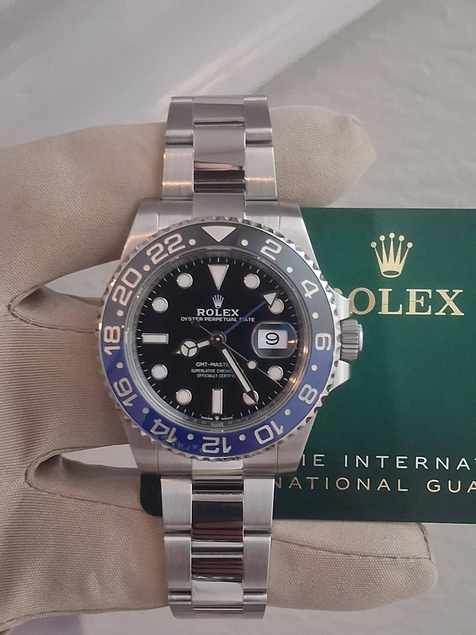 May be an image of wrist watch and text that says '22 20 2 • 4 ROLEX Crs OYSTER TE 18 9 F GMT- MAS OLEX 。 10 IE E INTERNA ATIONAL GUA'