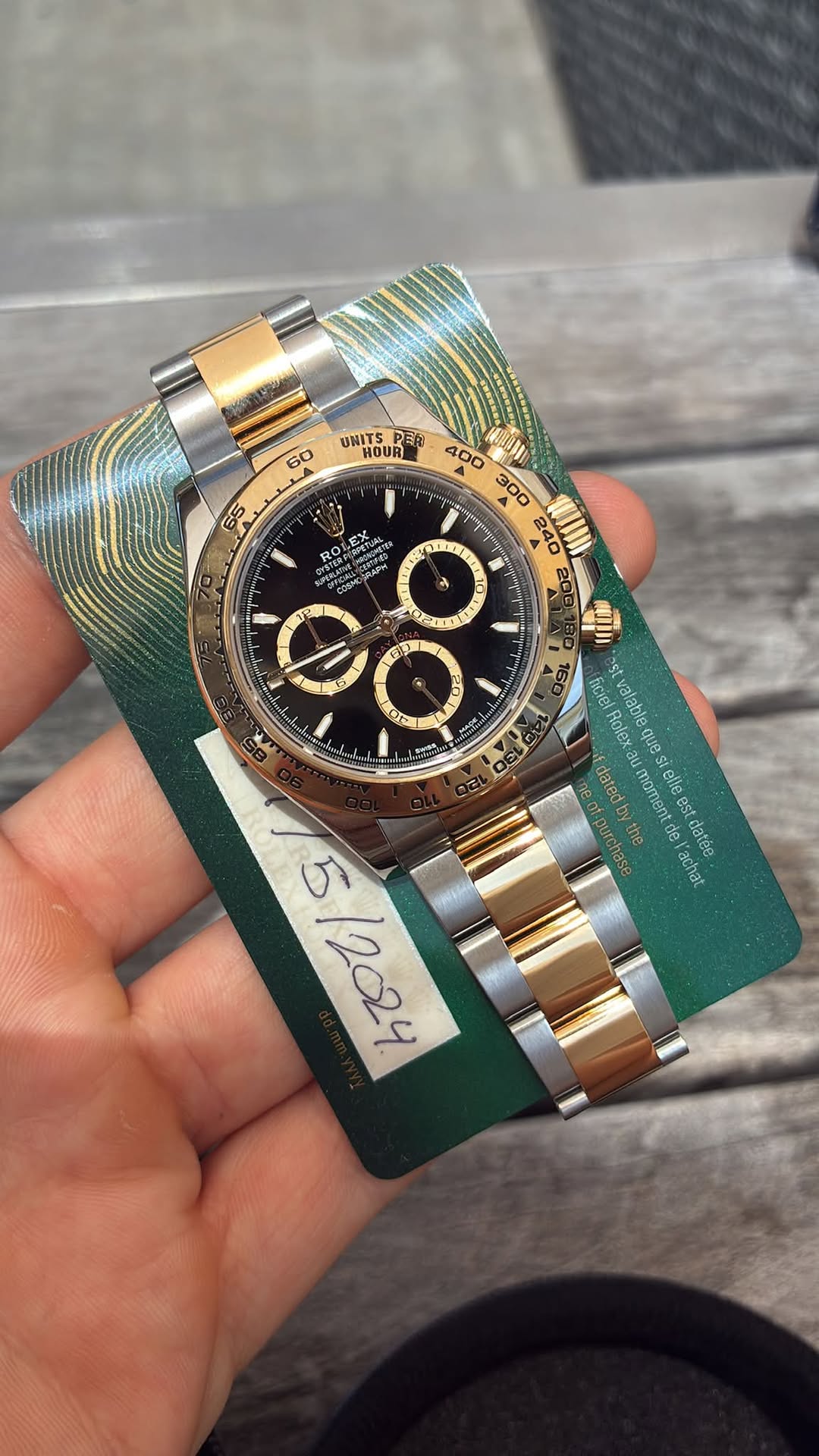 May be an image of digital watch and text that says 'UNITS 頭 HOUR 60 65 RO 3eAPH 400 300 ዮማ 240 - ® 200 រ (ficiel cielRolex Role นร alahla 0 スん datedbythe aur moment nomantde est…