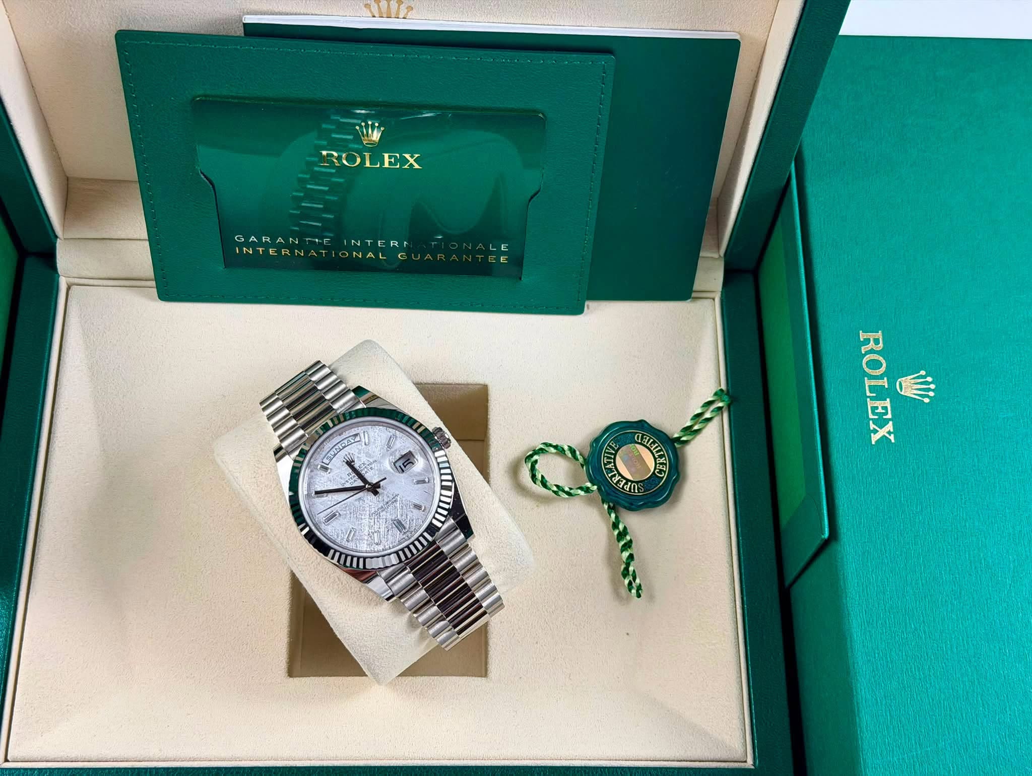 May be an image of wrist watch and text that says 'ROLEX GARANT GARANT+EINTERA +r NTERM INTERNAT INTERNATIONALG ATIONALG 0 لا LEMARA 好机 ROLEX W Iuni LIII V שור W'