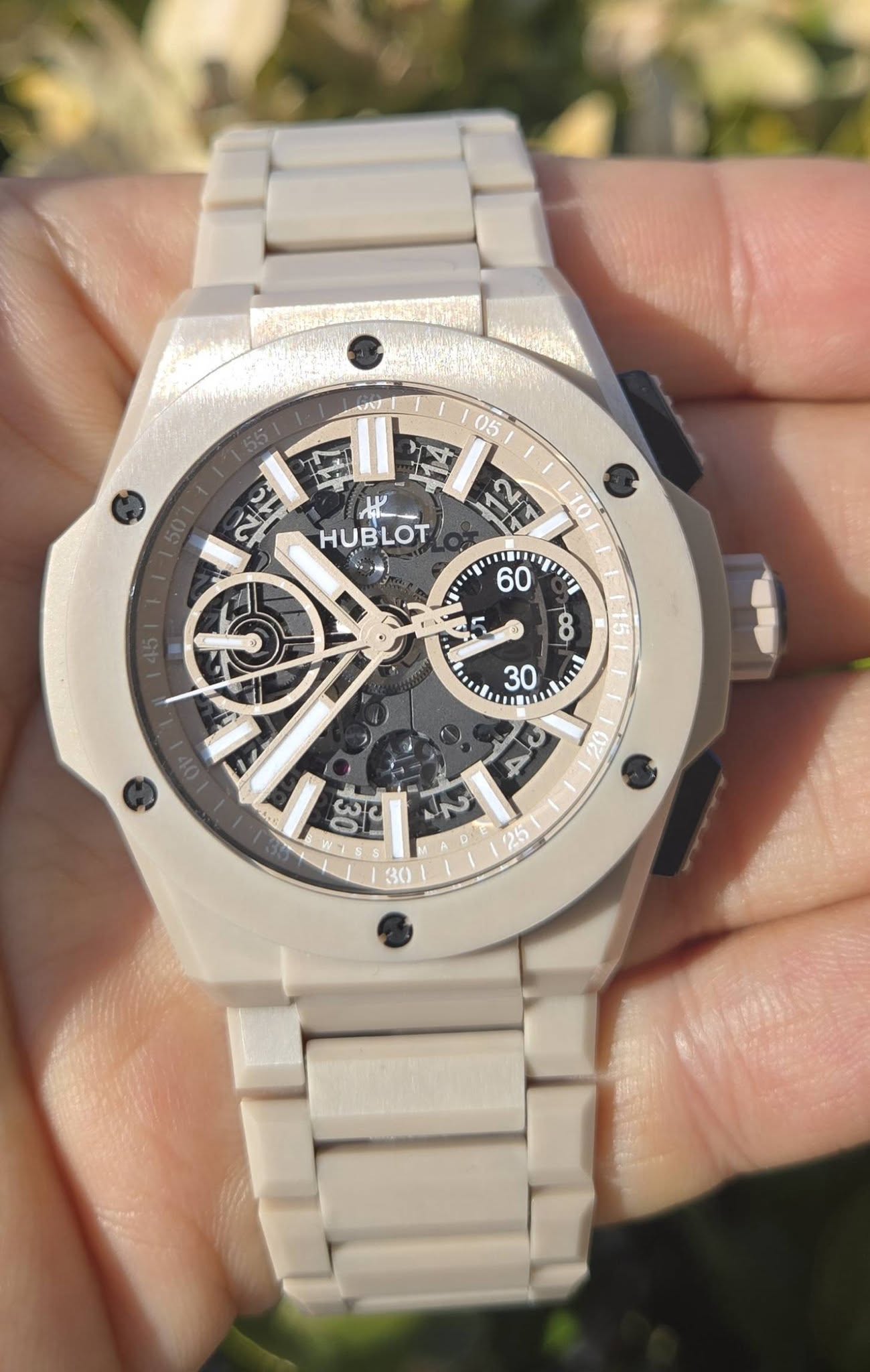May be an image of wrist watch and text that says '05 2た h HUBLOT NN 60 שיויי 8 u 30 7 עדי? 0, 0 4 ైಾ N 25 30'