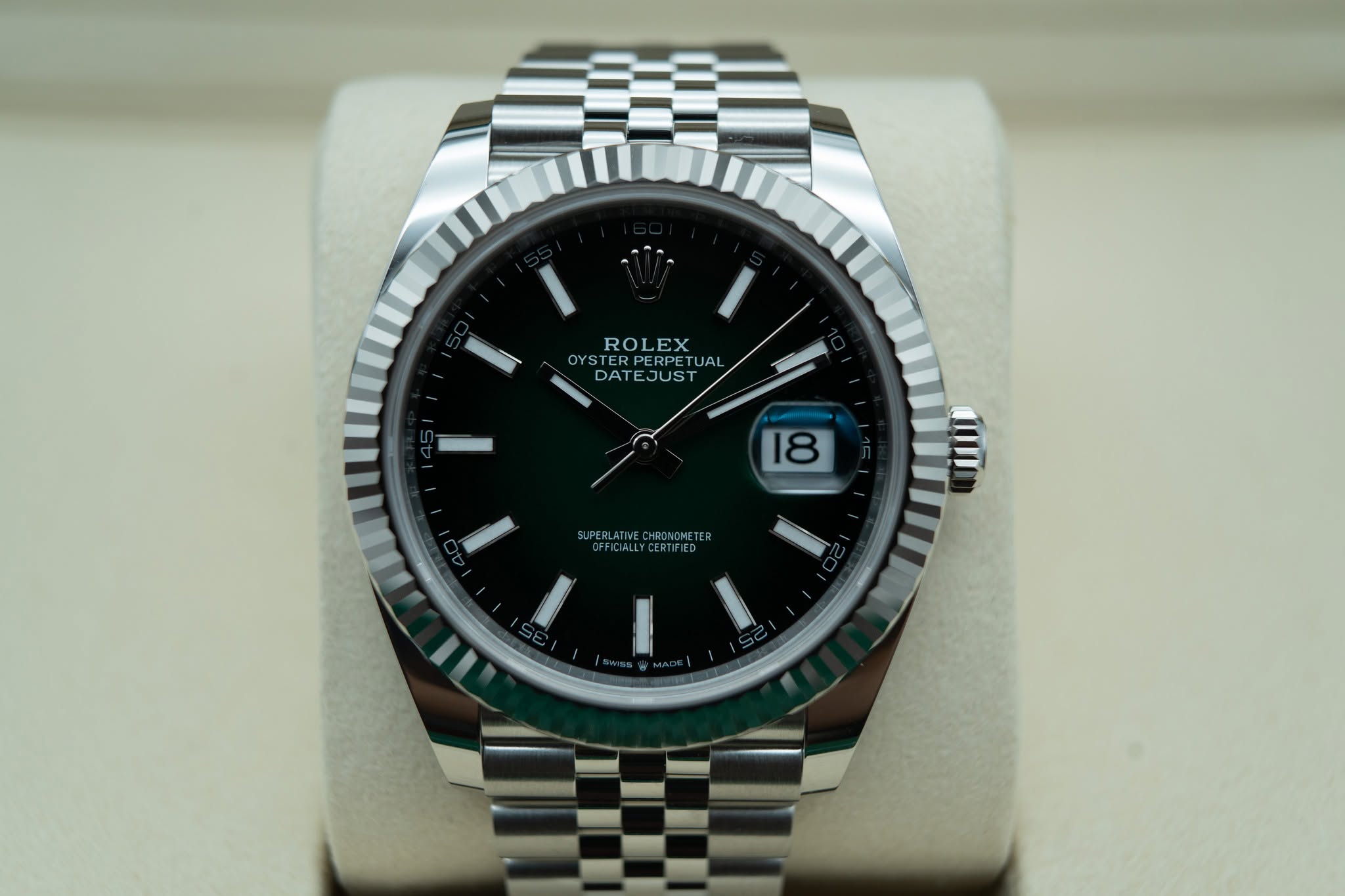 May be an image of wrist watch and text that says 'ROLEX OYSTERPE OYSTERPERPETUA OYS ERPET PET EETUAL ETU JAL DAT DATEJUST JUST 18 40 0 A SUPERLAT UPERLATINECHROMONETER…