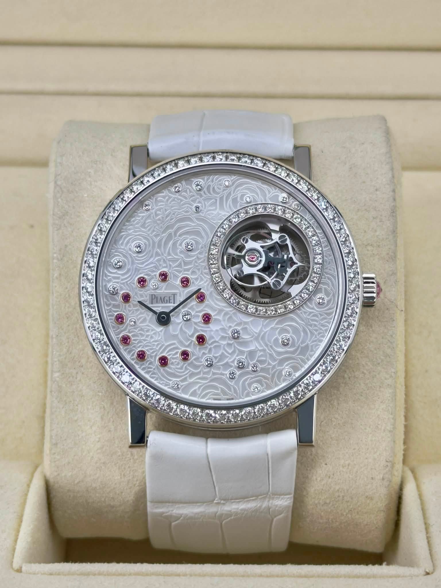 May be an image of wrist watch and text that says '30 ب PIAGET mu'