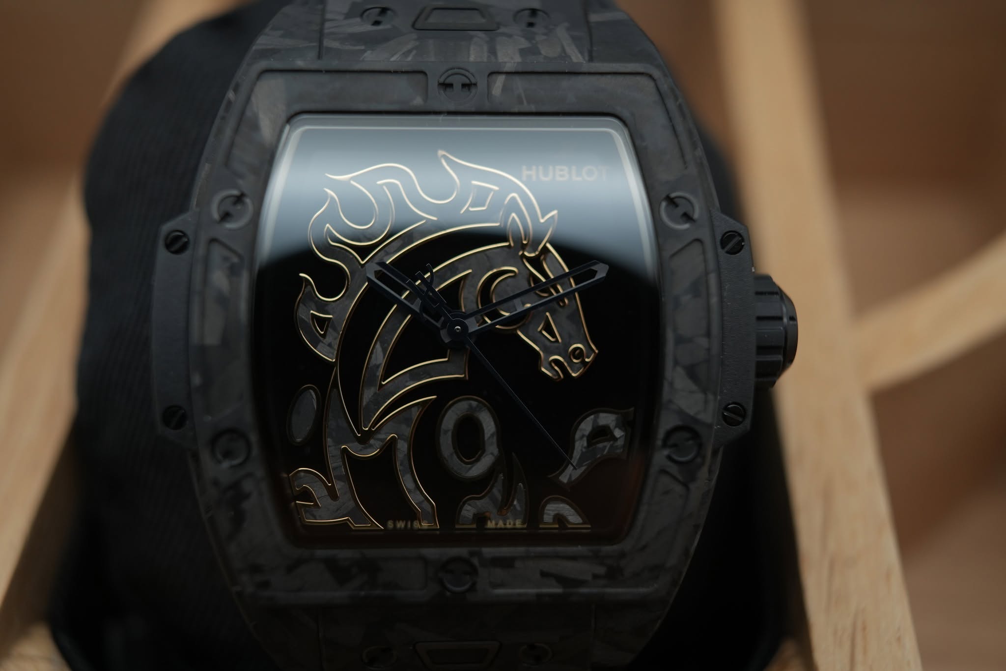 May be an image of digital watch and text that says '贝A HUBLOT'