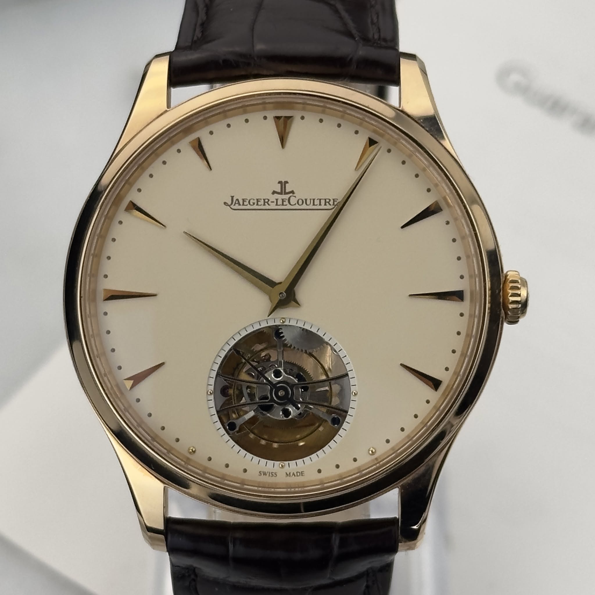 May be an image of wrist watch and text that says 'مالد JAEGER-LECOULTRE O 1- e SWI55 MADE'