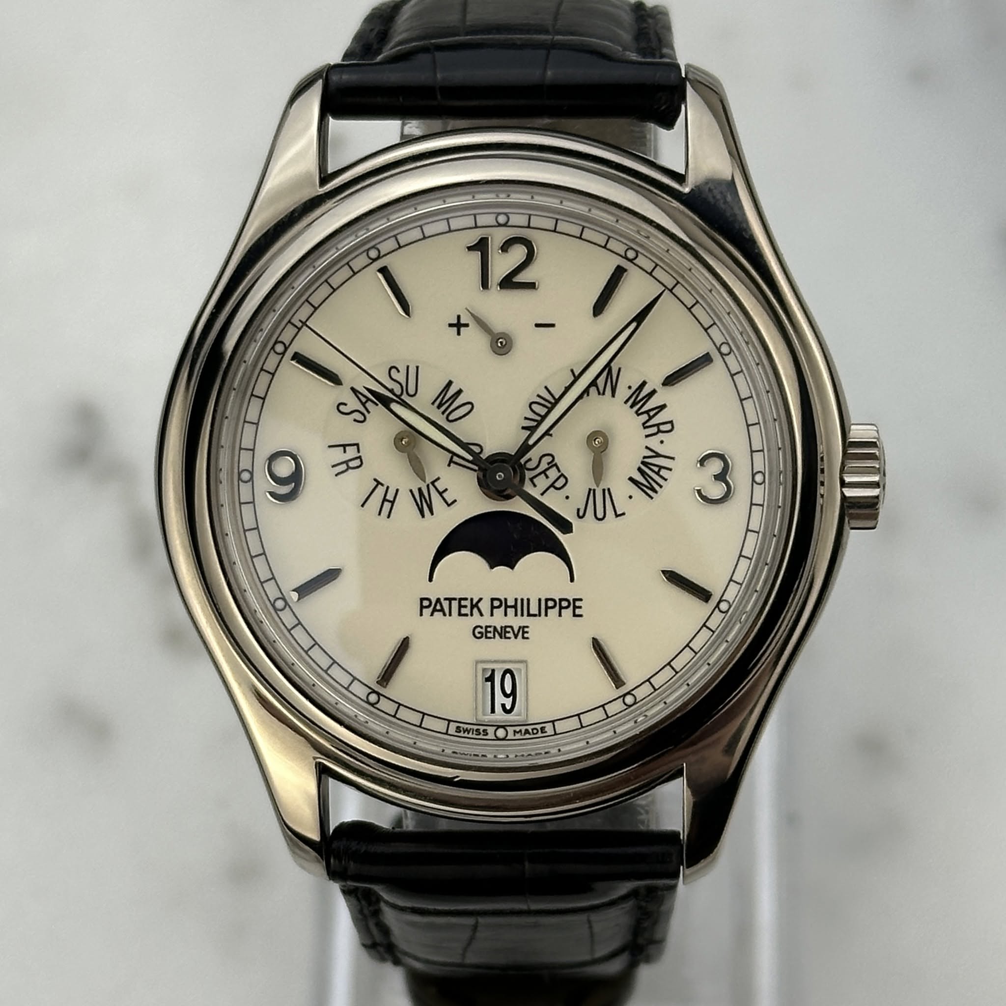 May be an image of wrist watch and text that says 'I + + 12 - SANSU ॐ SU MO -MAR I FR TH を SEP © JUL N MAR:AWIA ΛΕΥΑ 3 PATEK PATEKPHILIPPE PHILIPPE GENEVE 19 تت 5WISS MADE…