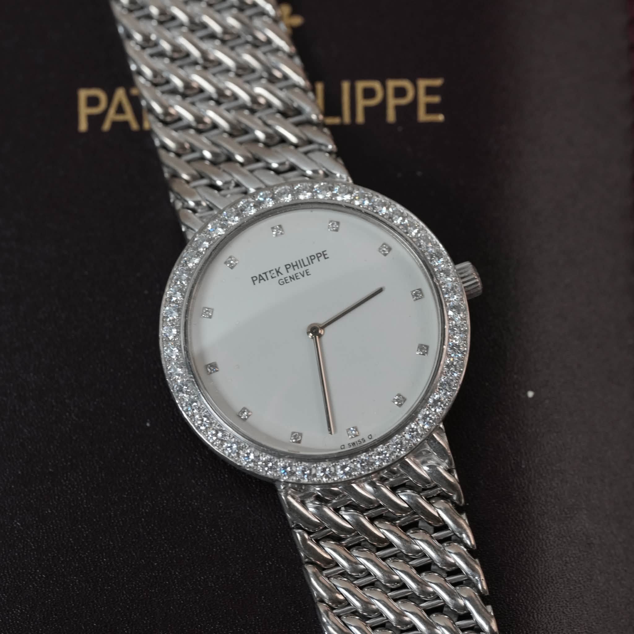 May be an image of wrist watch and text that says 'PA IPPE 3 F9 2 PHILIPPE HILI PATEK GENEVE ন 9 ខា B SWISSO'
