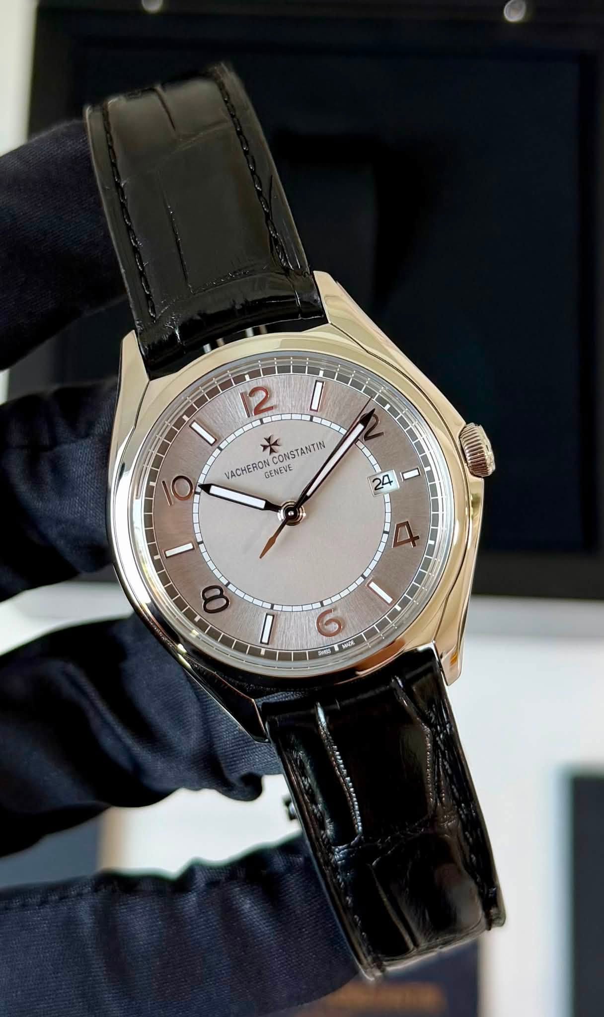 May be an image of wrist watch and text that says '12 新物車 · NI I CONSTANTIN VACHERON GENEVE 10 24 I 4 ወ - 9'