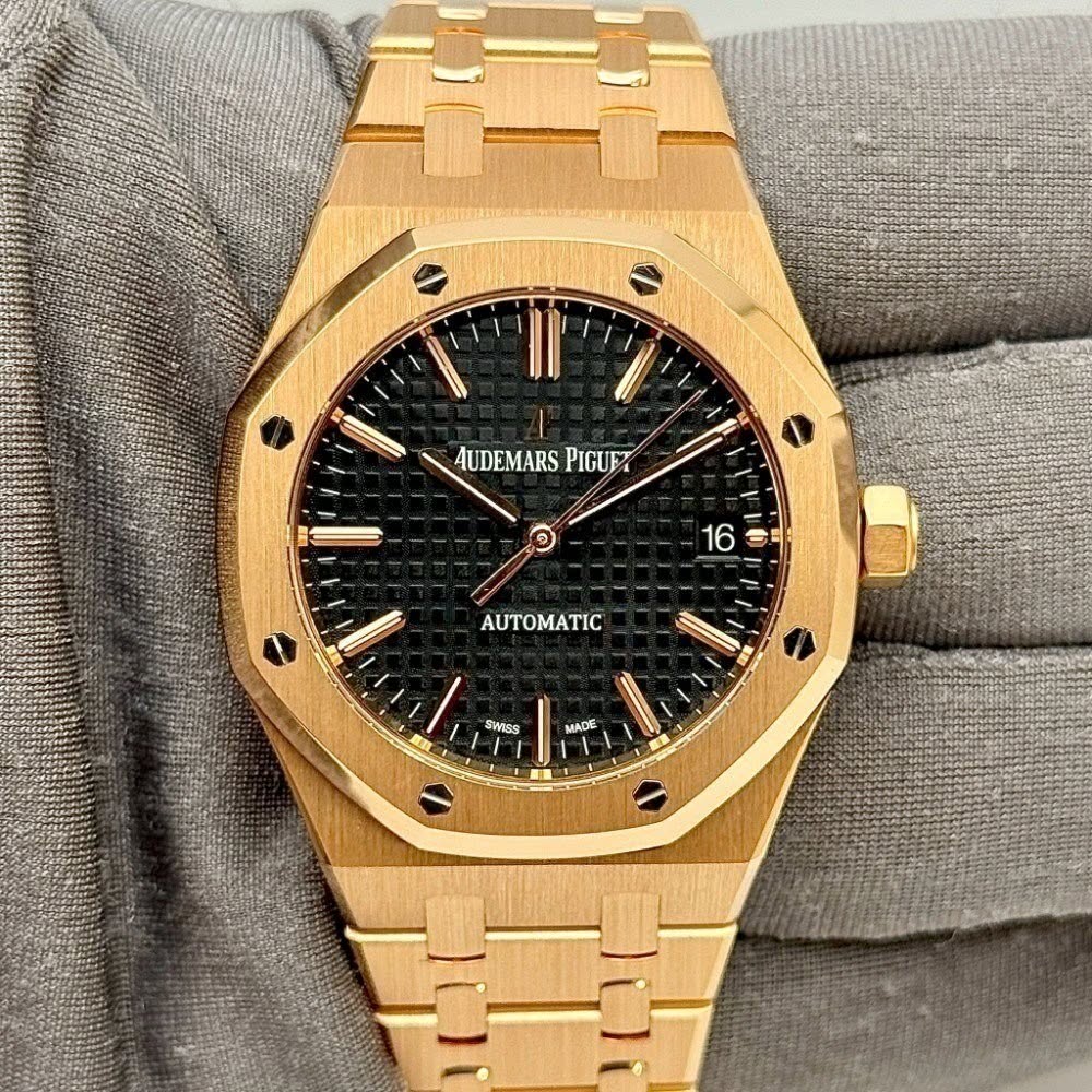 May be an image of wrist watch and text that says 'AUDEMARS AUDEMARSPIGUET PIGUEX O 16 AUTOMATIC 注底質 ۱ SWiss MADE'