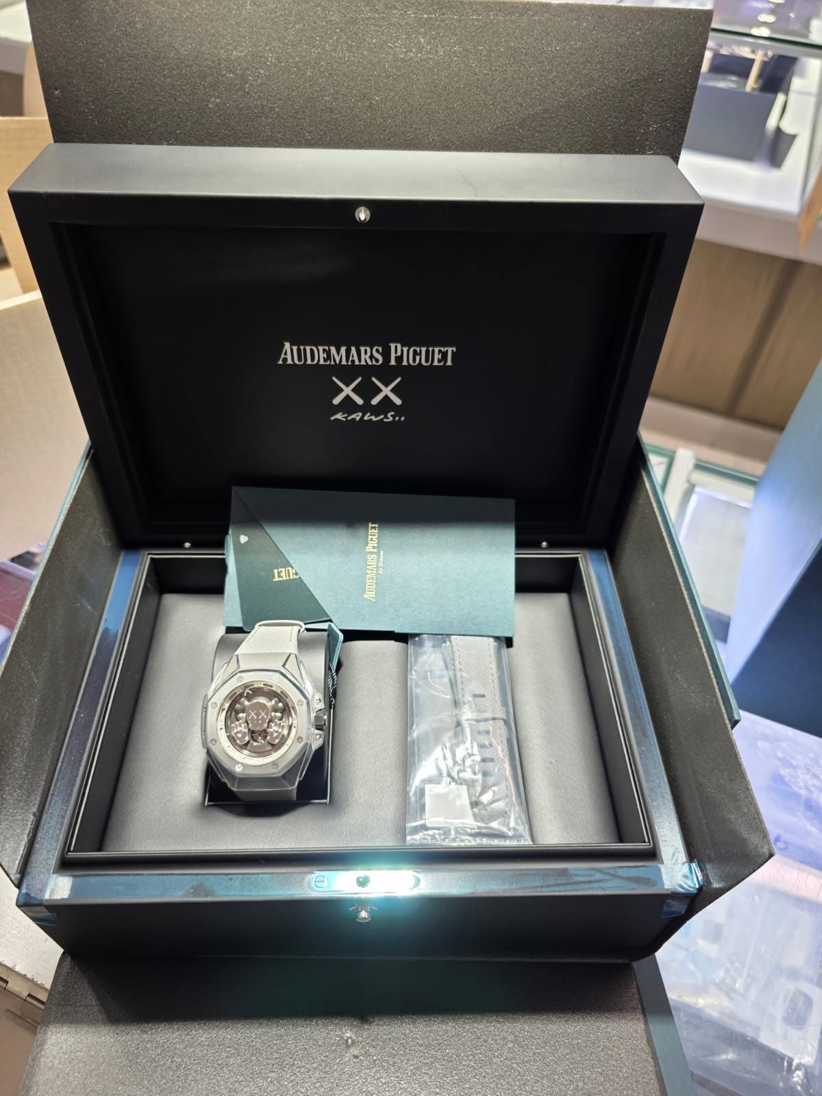 May be an image of digital watch and text that says 'AUDEMARS AUDEMARSPIGUET PIGUET XX KAWS, 天 J30+ PIGUET en AUDEMARS AyBa'