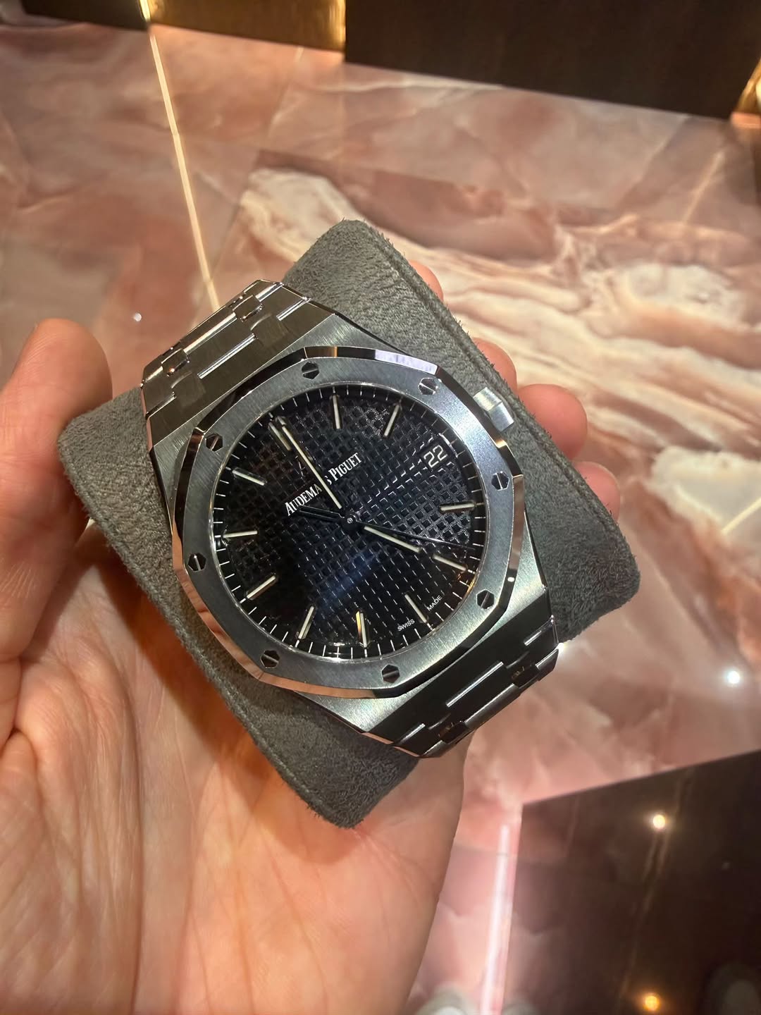 May be an image of wrist watch and text that says '22 PIGUET AUUEM rdی'