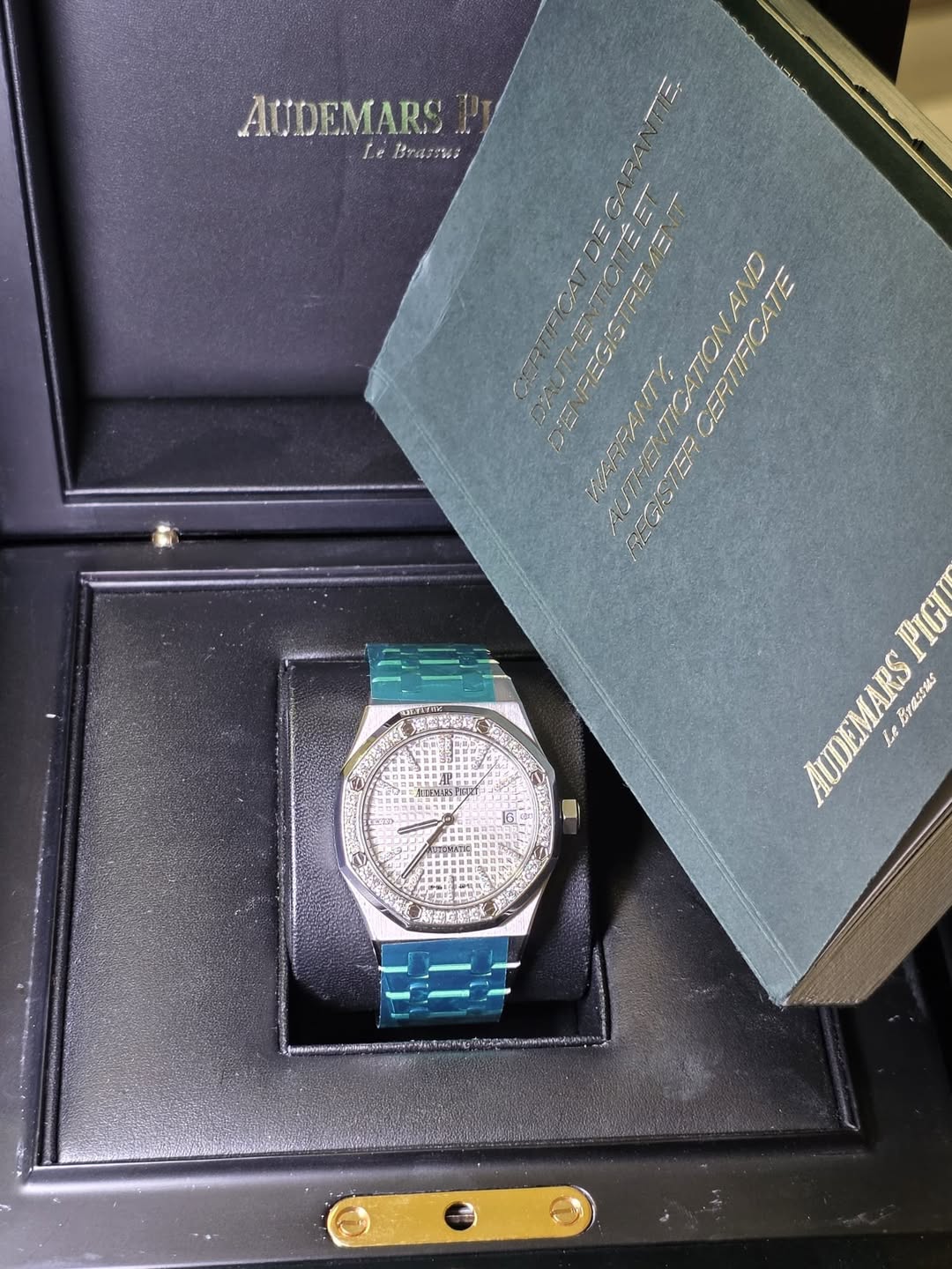 May be an image of wrist watch and text that says 'AUDEMARS Le LeBramsa Le Brazzwa ENTICATIONAND CATIONAND CERTIFICATE TE 葉... NCZD 7 G AUDEMARS Le -785515'