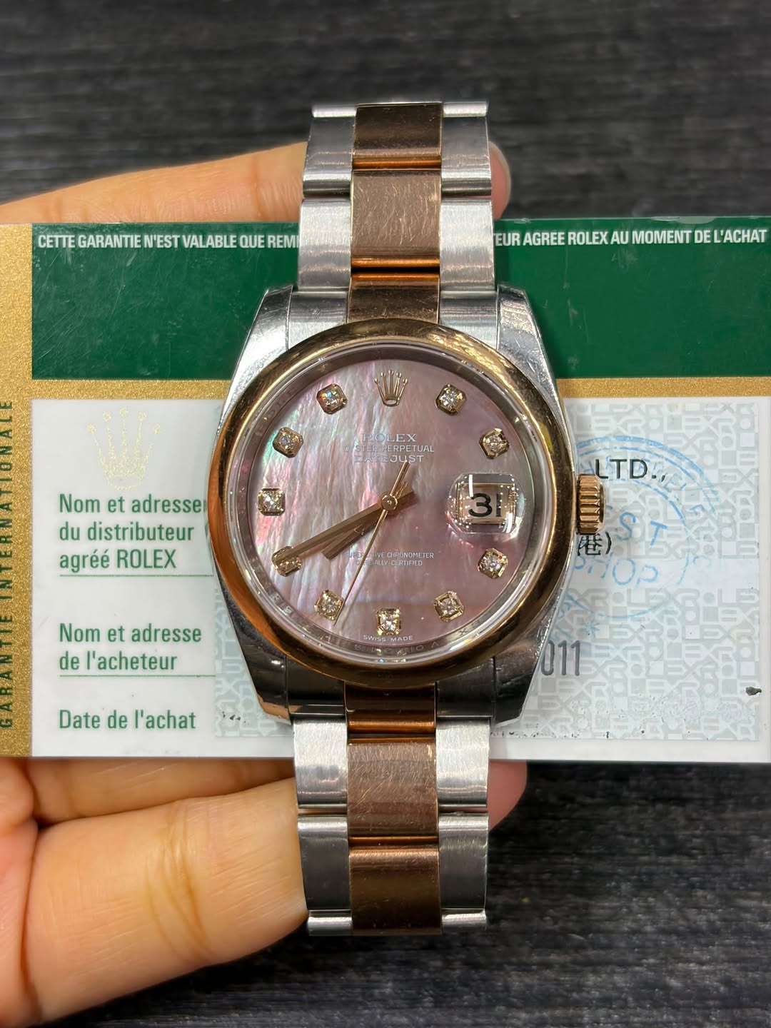 May be an image of wrist watch and text that says 'CETTE GARANTIE N'EST VALABLE QUE CETEGARANTENESTVALABLEQUEREM REMI EUR AGREE ROLEX EURAGREEROLEXAUMOMENTDELACHAT AU MOMENT DE…