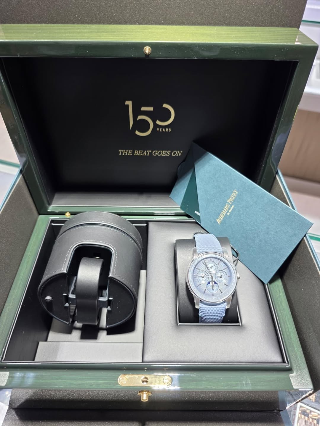 May be an image of wrist watch and text that says '153 YEARS THE THEBEATGOESON EBEATGOES EAT GOES ON 内在: AUDEMARS TARe жBoro'