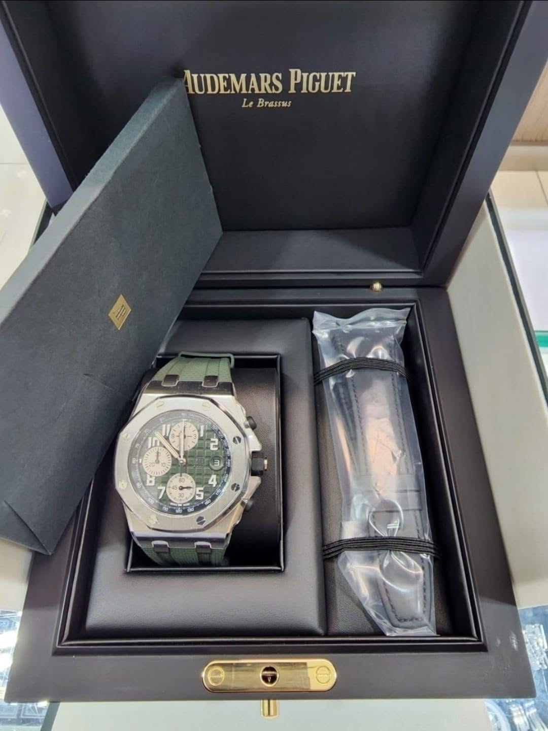 May be an image of wrist watch and text that says 'AUDEMARS PIGUET LeBrasss Le Brassus 2 ア Cl 3 0'