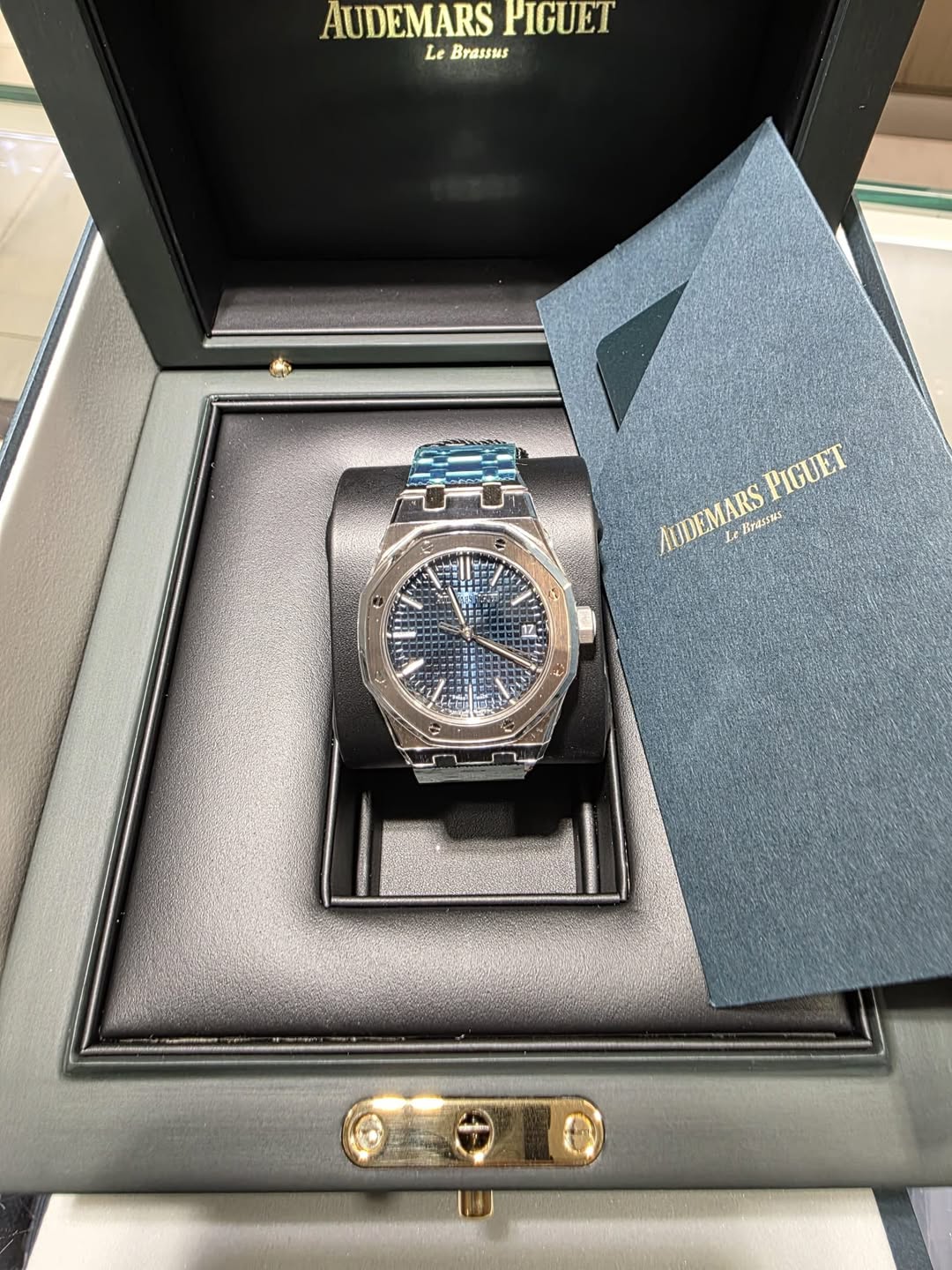 May be an image of wrist watch and text that says 'AUDEMARS PIGUET Le Brassus PIGUET JUDEMARS AUDEMARS Le Brassus 關 A'