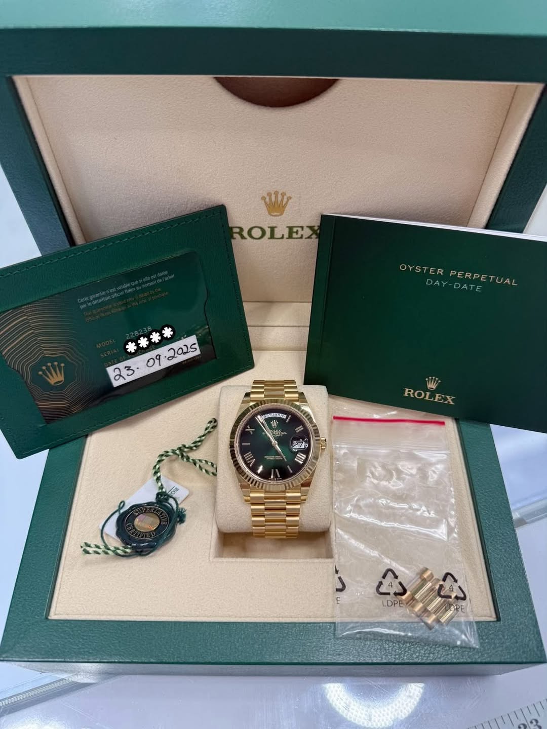 May be an image of wrist watch and text that says 'ROLE OYSTER STERPERPETUAL DAY DAY-DATE PERPE TUAL PERPETUAL DATE **** 13ICES 1 대B ケー ROLEX 27 IIIA د EsVfr OPE'