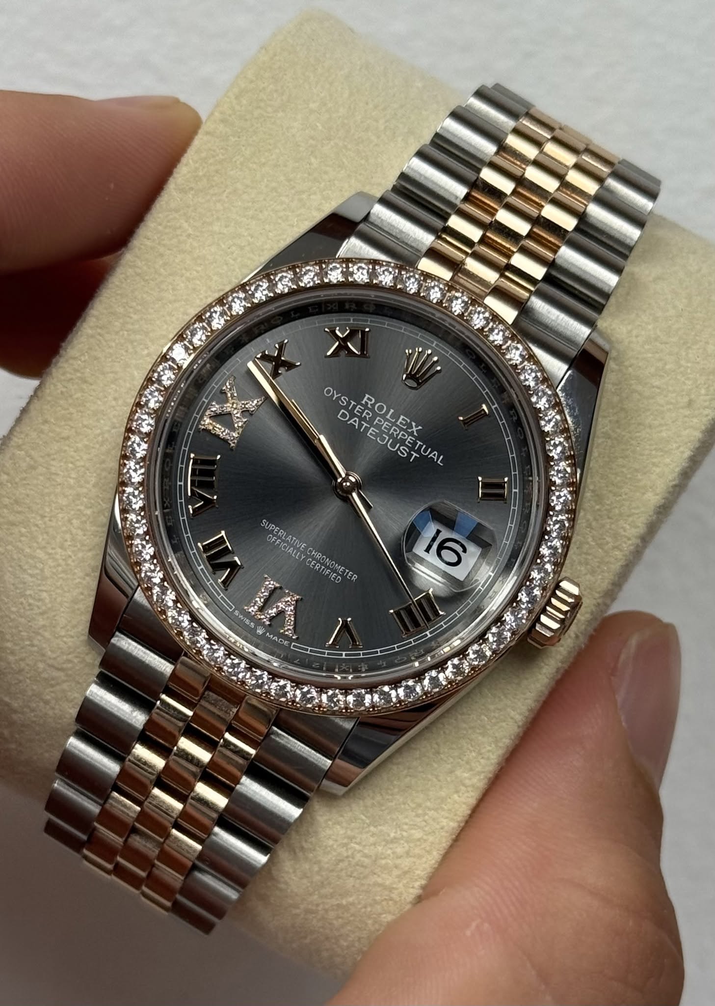 May be an image of wrist watch and text that says 'أ/ ARTUAL OYSTER DAT DATEJUST CERPETI PERPETUAL UAL ROLEX TERDEX EJUST SUPERLATIVE OEALATIVE OFF SUPER OFFICIALLY ICIALLY…