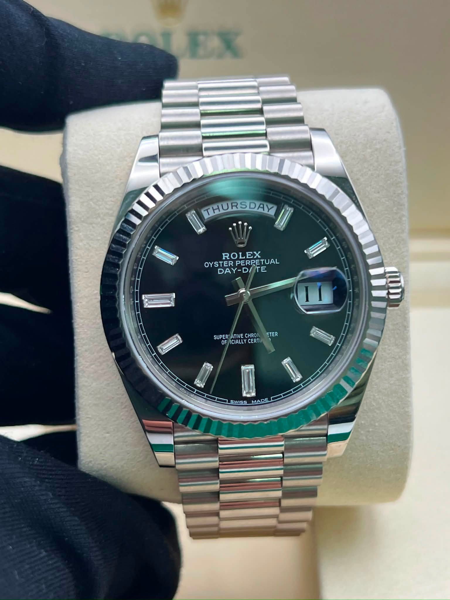 May be an image of wrist watch and text that says 'THURSDAY RSDAY III ROLEX OYSTERPERPETUAL OY OYSTER TERPERPETUAL DPERPETUAL UAL DAY-D/TE -DI ΓΕ DAY SUPETER OF ICIALLYC SUPER…