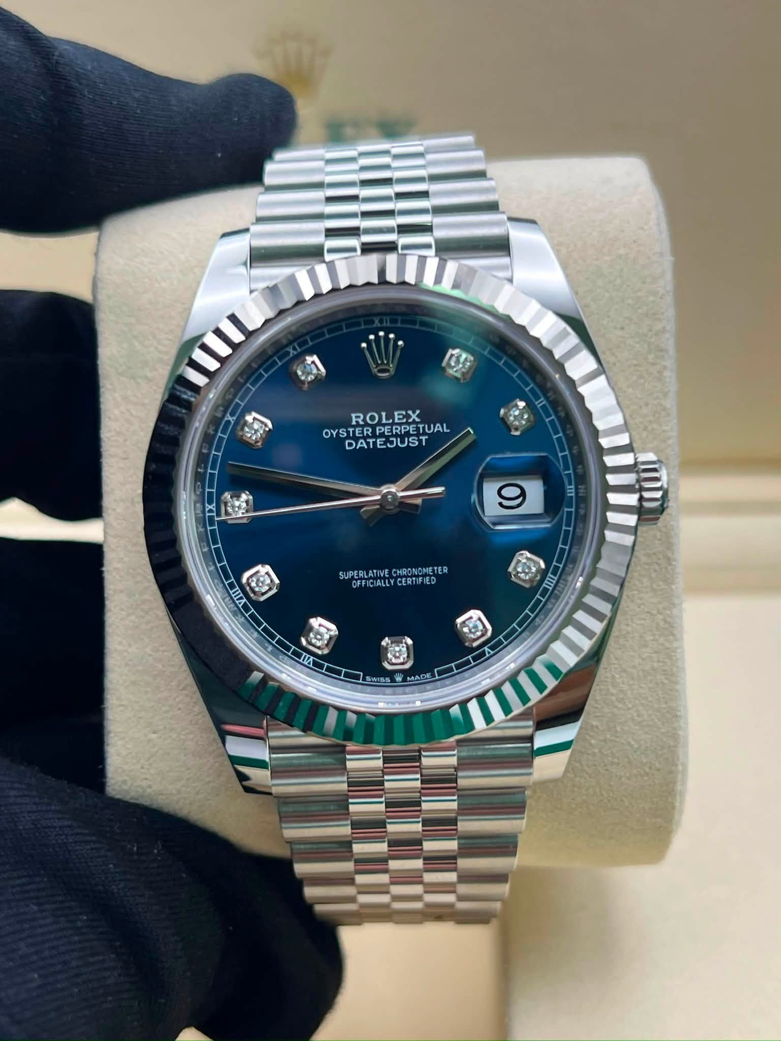 May be an image of wrist watch and text that says '당1 ROLEX OYSTER STERPERPET RPERPETUAL ROLEXTUAL UAL DATEJUST 魔堂 9 IA ကြန် SUPERLATIVE CHRONOMETER OFFICIALLY OFFICALLYCERTIFIEO…