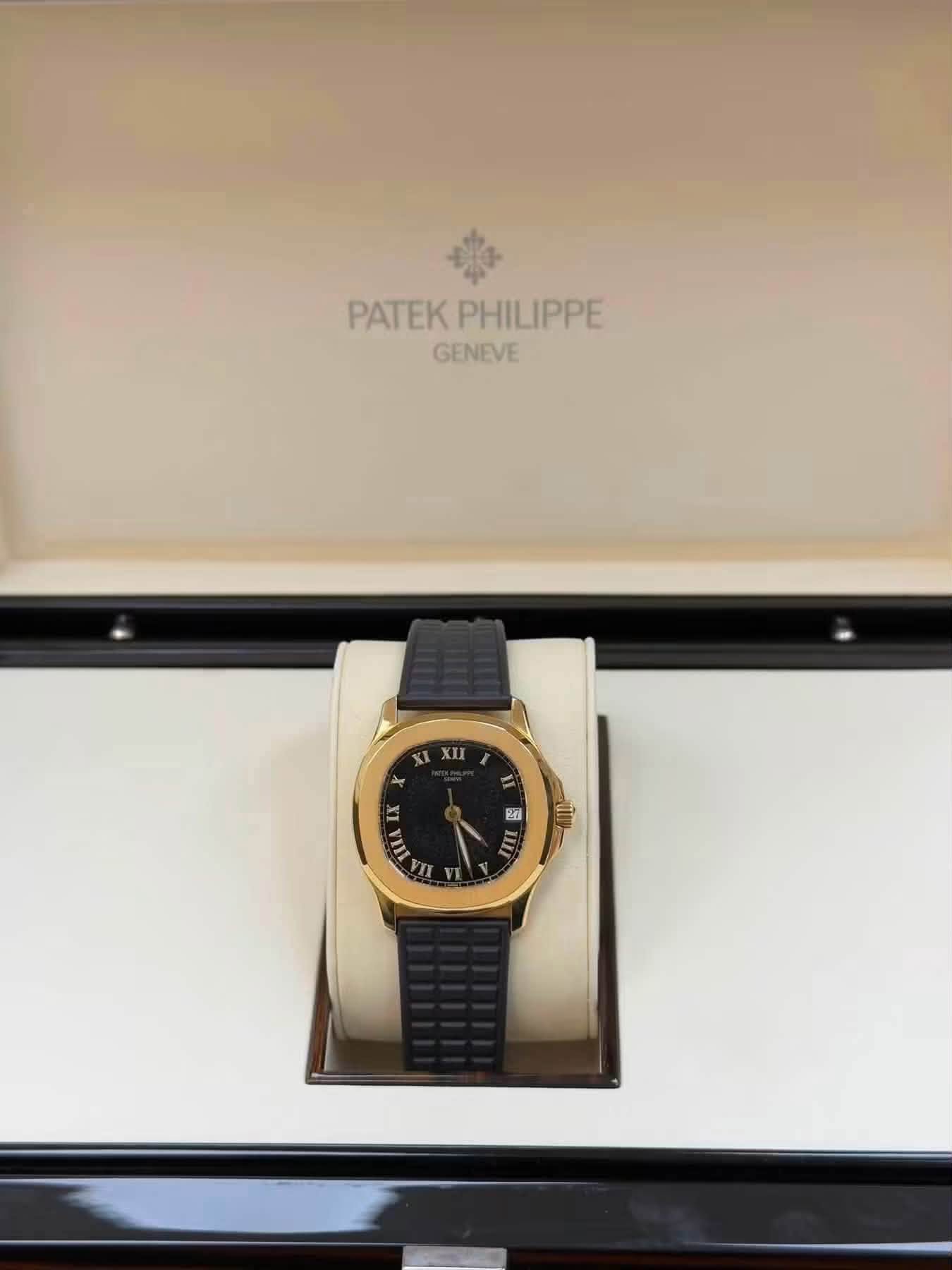 May be an image of wrist watch and text that says 'PATEK PATEKPHILIPPE PHILIPPE GENEVE XI XII + IX IILA n VE P 4 二 5'