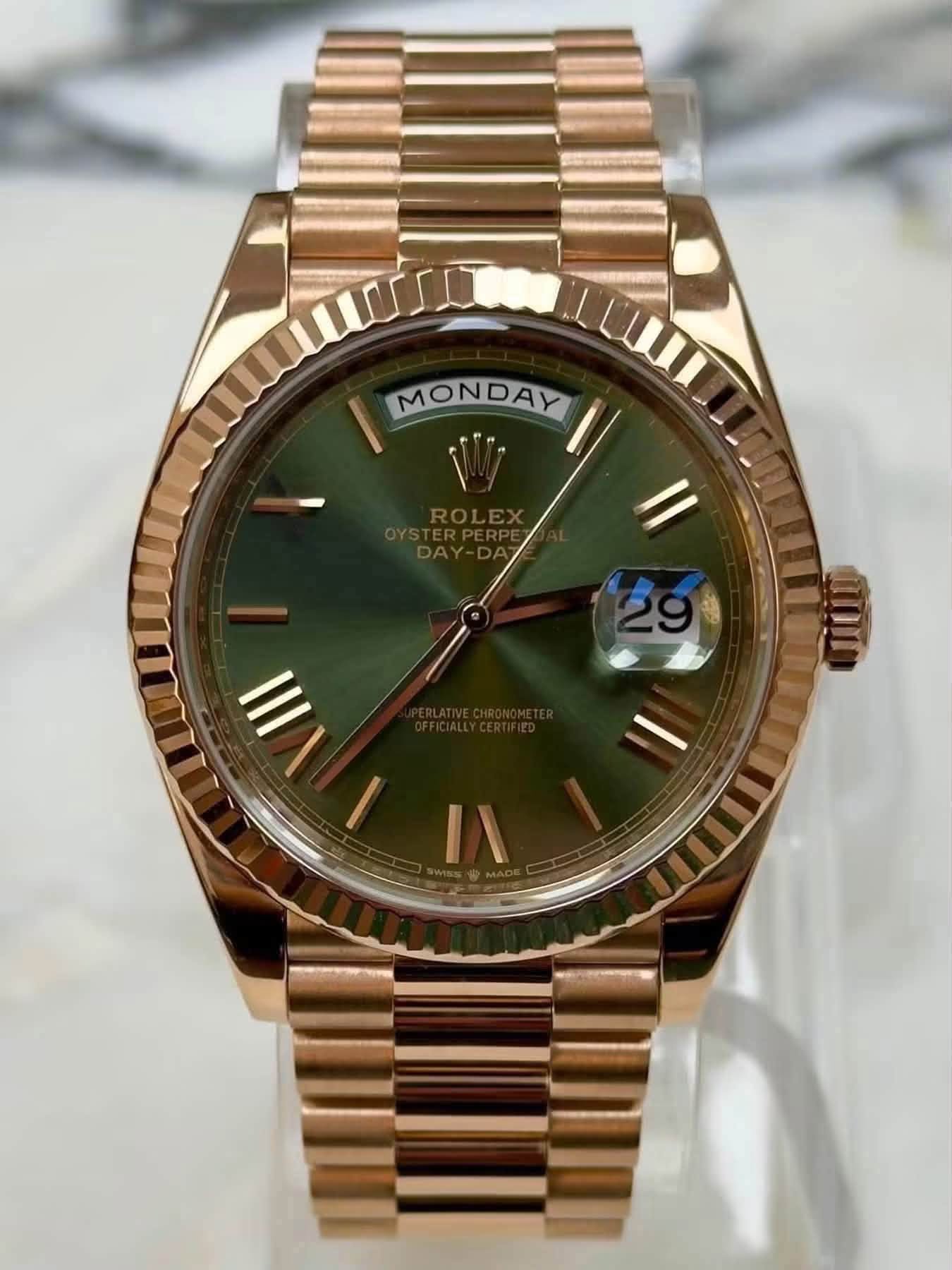 May be an image of wrist watch and text that says 'นม MONDAY MONDAY I Il ২6 ١//١ I'