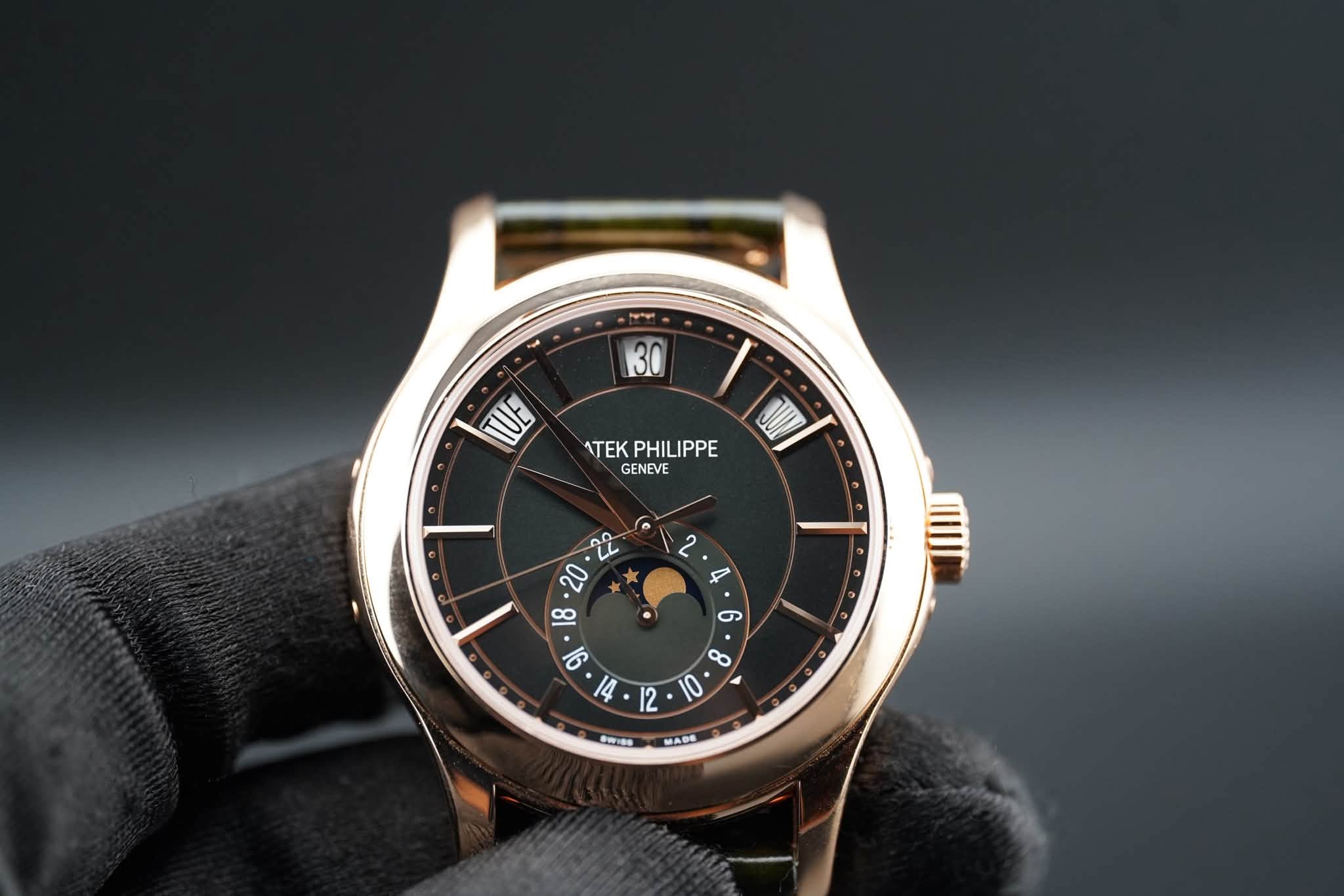 May be an image of wrist watch and text that says '30 ATEKPHILIPPE ATEK PHILIPPE IPPE GENEVE ه 14 12 0 香が10 MAΘR'