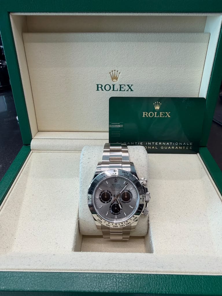 May be an image of wrist watch and text that says 'ROLEX ROLEX TIE INTERNATIONA ONAL GUARAN म V 0O ANAN 1u0 중 CLOR 0 明9 OEL'