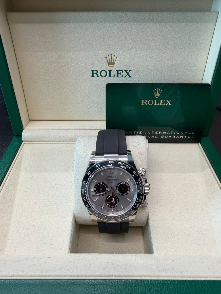 May be an image of wrist watch and text that says 'W ROLEX ROLEX INTERNATION NAL GUARANT 60 65 WWITS HOUR HOOR ER 釣熱灅釣坚瀻 I 0OS'