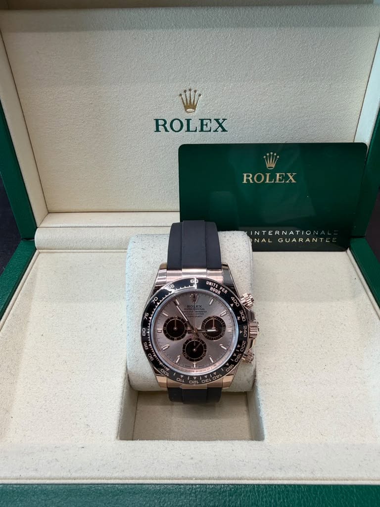 May be an image of wrist watch and text that says 'ROLEX ROLEX INTERNATIONA NALGUARANT NAL GUARANT A INTERNATION 60 5 UNITS NIT HOUR 70 75 = 00 U 1'