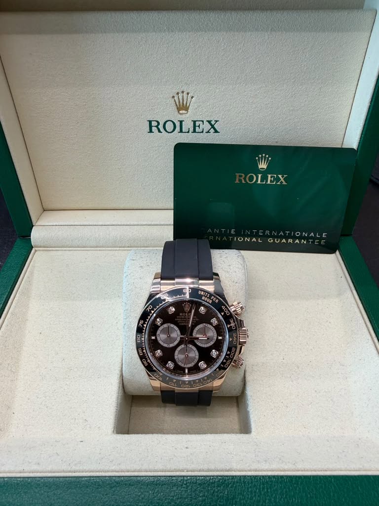 May be an image of wrist watch and text that says 'W ROLEX OLEX IONALGUARANT IONALE IONAL GUARAN URITEPER NOOR U謝S NOUR 志 (្វ'