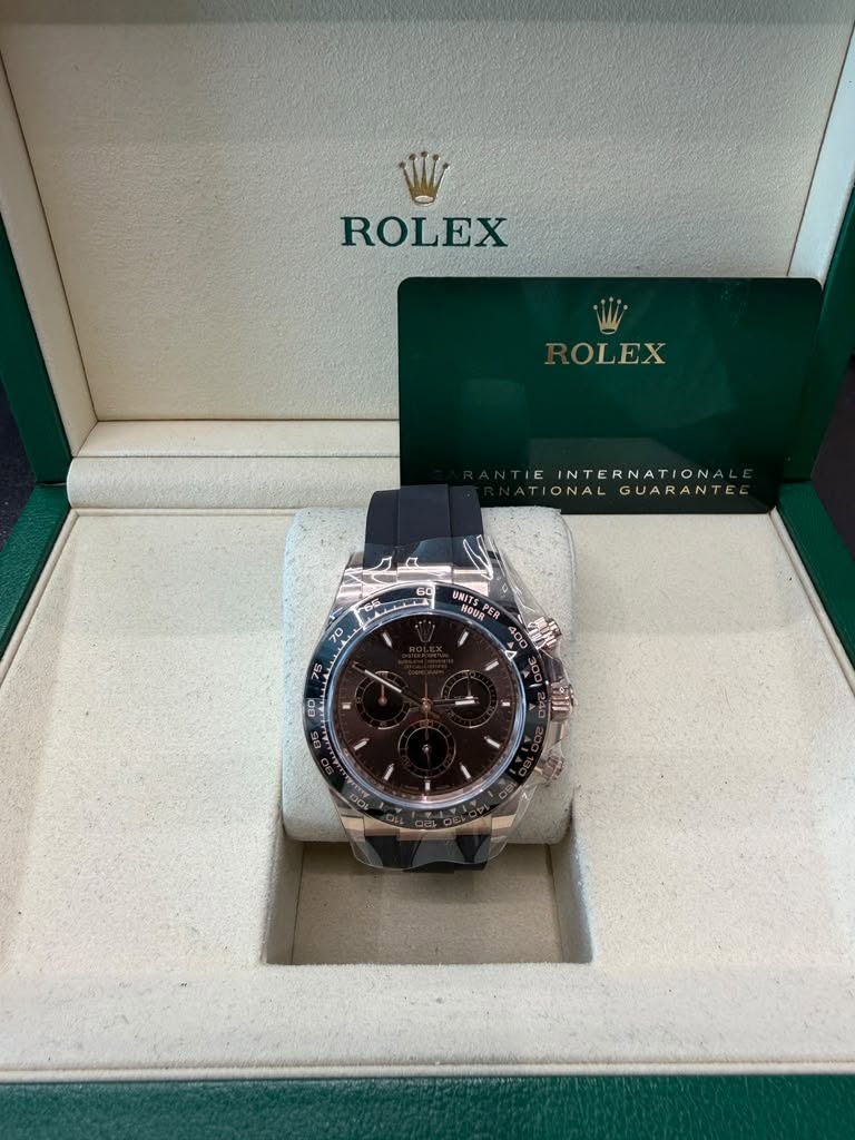 May be an image of wrist watch and text that says 'ROLEX OLEX INTERNATION IONALGUARANTE L GUARANT ONAL 60 فب ف A UNITS 운평을 6E 70 75 B0'