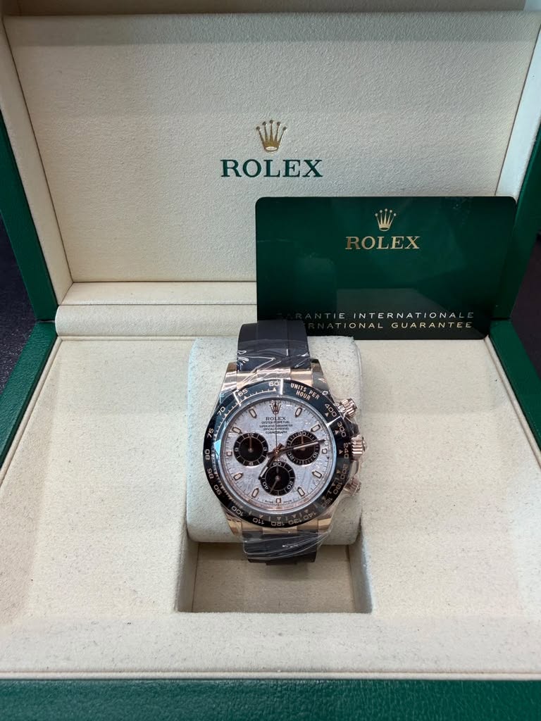 May be an image of wrist watch and text that says 'W ROLEX OLEX INTERNATIONA IONA TIONALGUARANTE GUARANTE UNIT UNTT HOUE 00D M まは CHIDO 0 0 ด 0 o'
