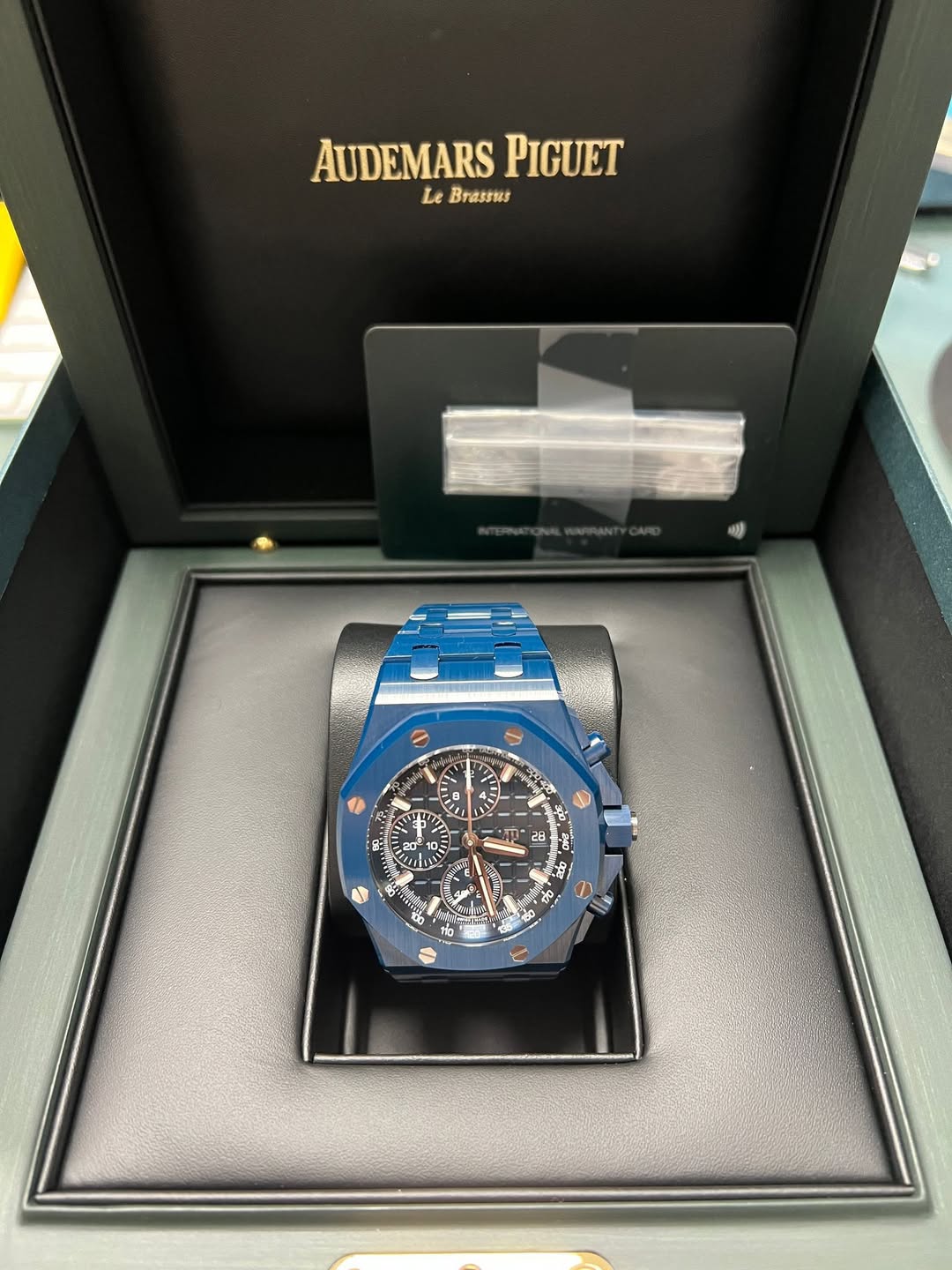 May be an image of wrist watch and text that says 'AUDEMARSPIGUET AUDEMARS PIGUET Le Brassss 8 10 谷'