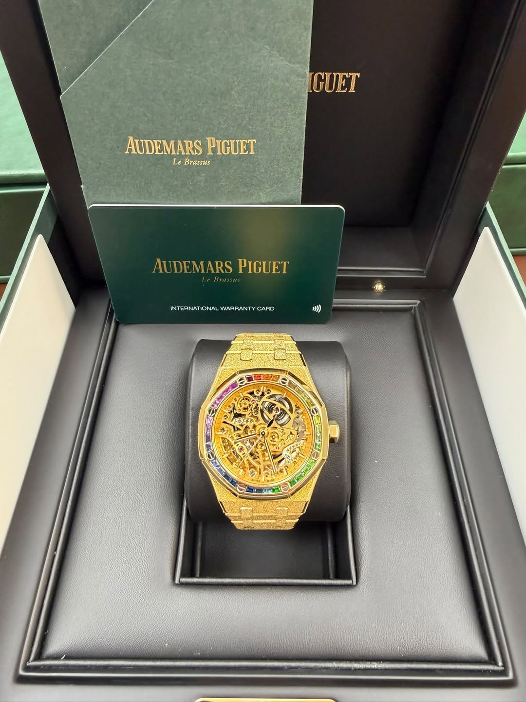 May be an image of wrist watch and text that says 'IGUET AUDEMARS PIGUET Le AUDEMARS AUDEMARSPIGUET PIGUET INTERNATIONAL WARRANT INTENITIOINALWAPRANTYCAPO NTY CARO ((חת 2'