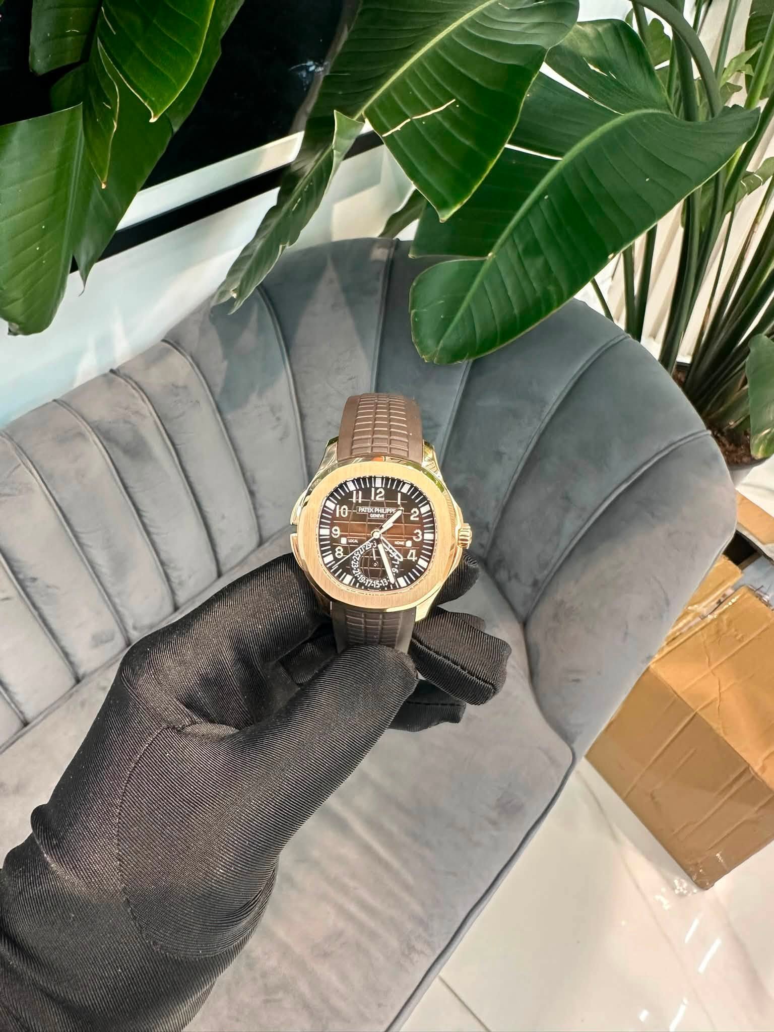 May be an image of wrist watch and text that says 'IL L V ባንክ - - ن A'