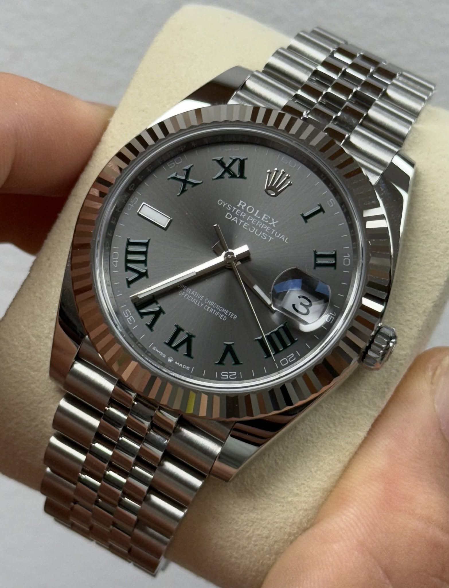 May be an image of wrist watch and text that says 'XI ارز OYS ROLEX DATEJUST PERPETUAL DAT ROLEX I o0 IIA FFICIALLY FEICIATE RLATIVE CERTIFIED CERTIRMETE CHRONOMETER AS swSs…