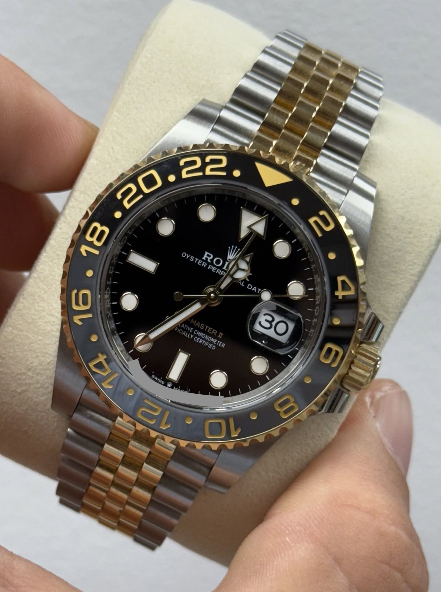May be an image of wrist watch and text that says ' OYSTE STERO1 ERPERP ROI ב DA 16 CERTIFIED CHRONOMETER CHRONOMETER 30 14 mM တ o 0O'