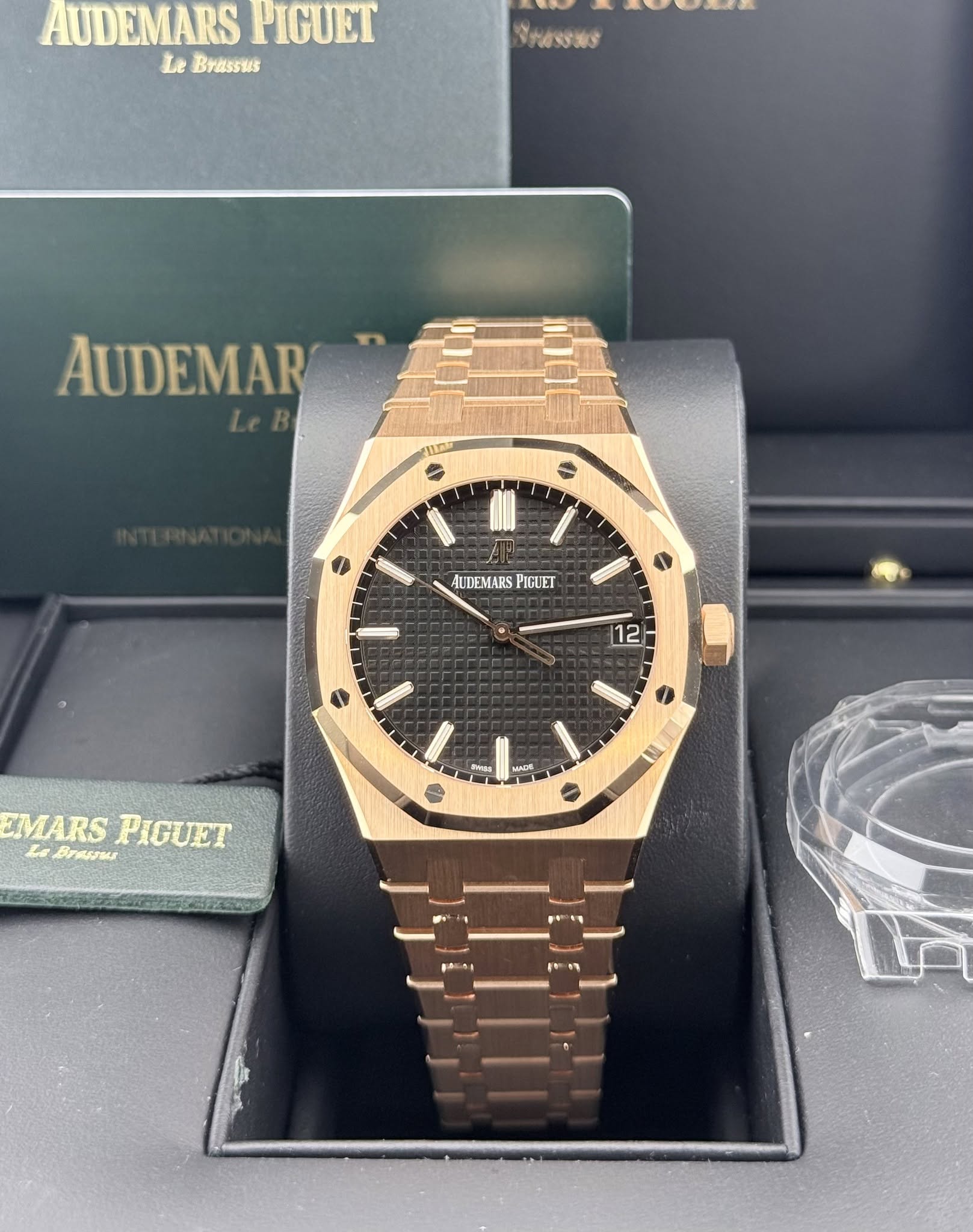 May be an image of wrist watch and text that says 'AUDEMARS PIGUET Le Brassus STOSTaO AUDEMAR AUDEMARS PIGUET 12 MAD MaTKΙ le הש EMARS EMARSPIGUET L Brasus PIGUET S'