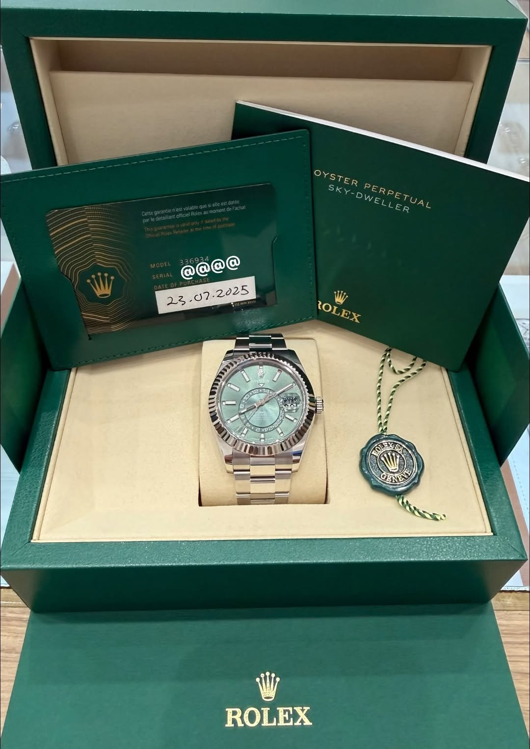 May be an image of wrist watch and text that says 'OYEPEAREACETUAL 5K DWELLER PERPETUAL OYSTER SK @@@@ . ROLEX W LOLEX I 21 7 የወቁ OFNEN کا ROLEX'