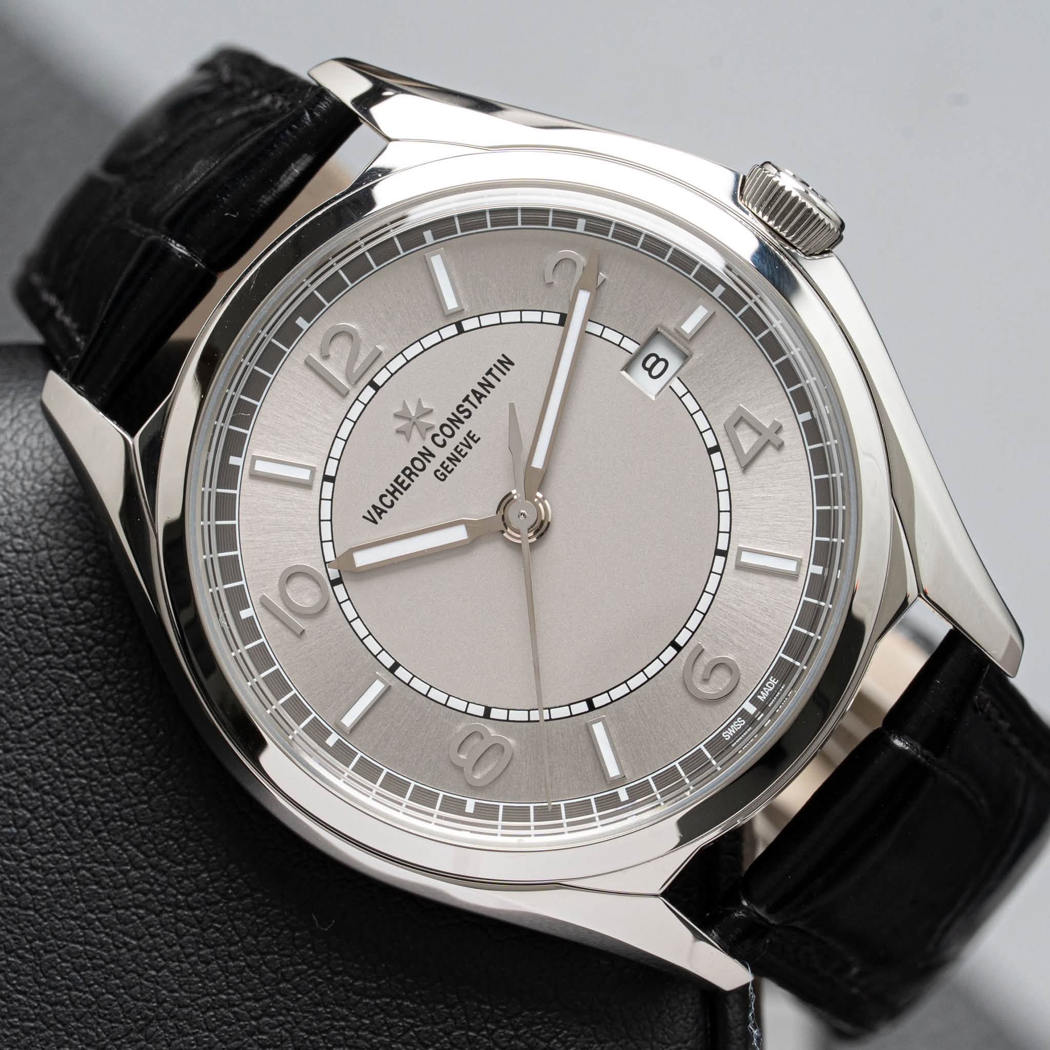 May be an image of wrist watch and text that says 'MYR ወ 12 VACHERON ¥ ERONCONSTANTIN GENEVE CONSTANTIN I o さ I 5 MADE SHISS SHIS (၀၁'