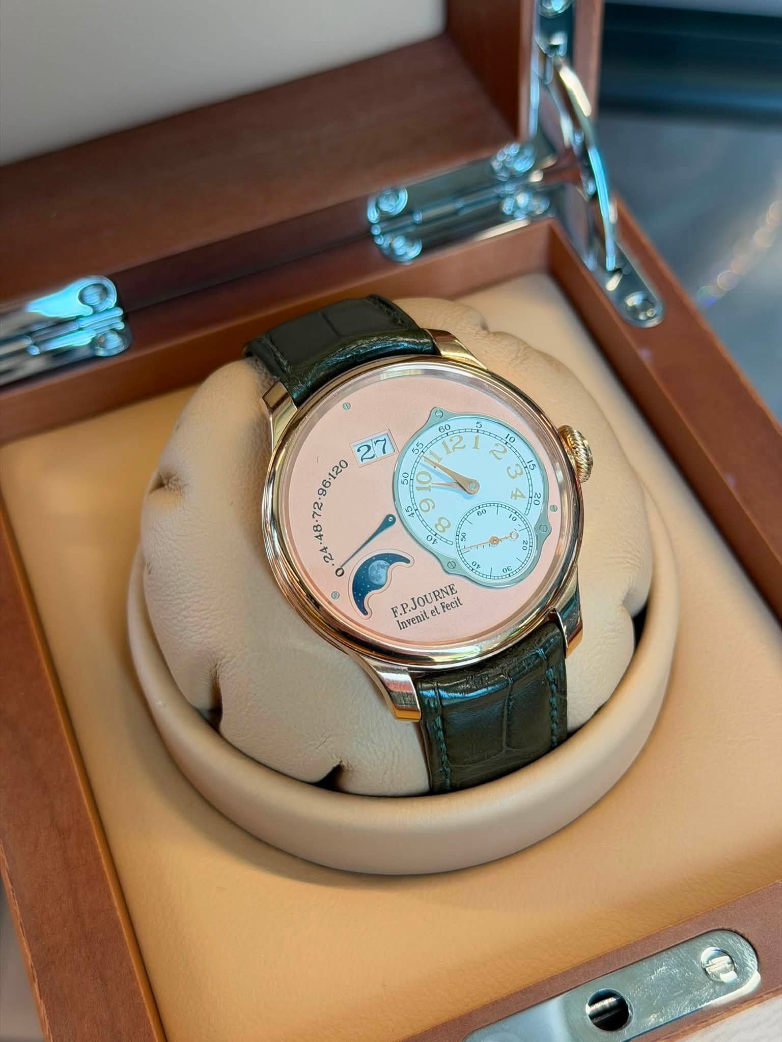 May be an image of wrist watch and text that says '10 O دن 7 20 00 ፍወርት 99 20 9 S F.P.JOURNE upn Fecat'