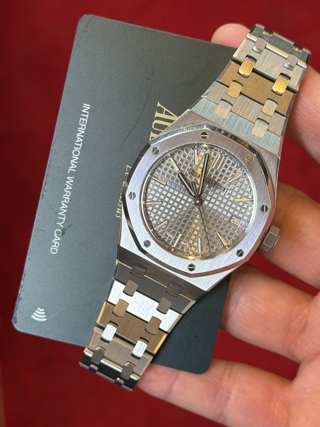 May be an image of wrist watch and text that says 'ን7 一 INTERNATIONAL WARRANTY CARD'