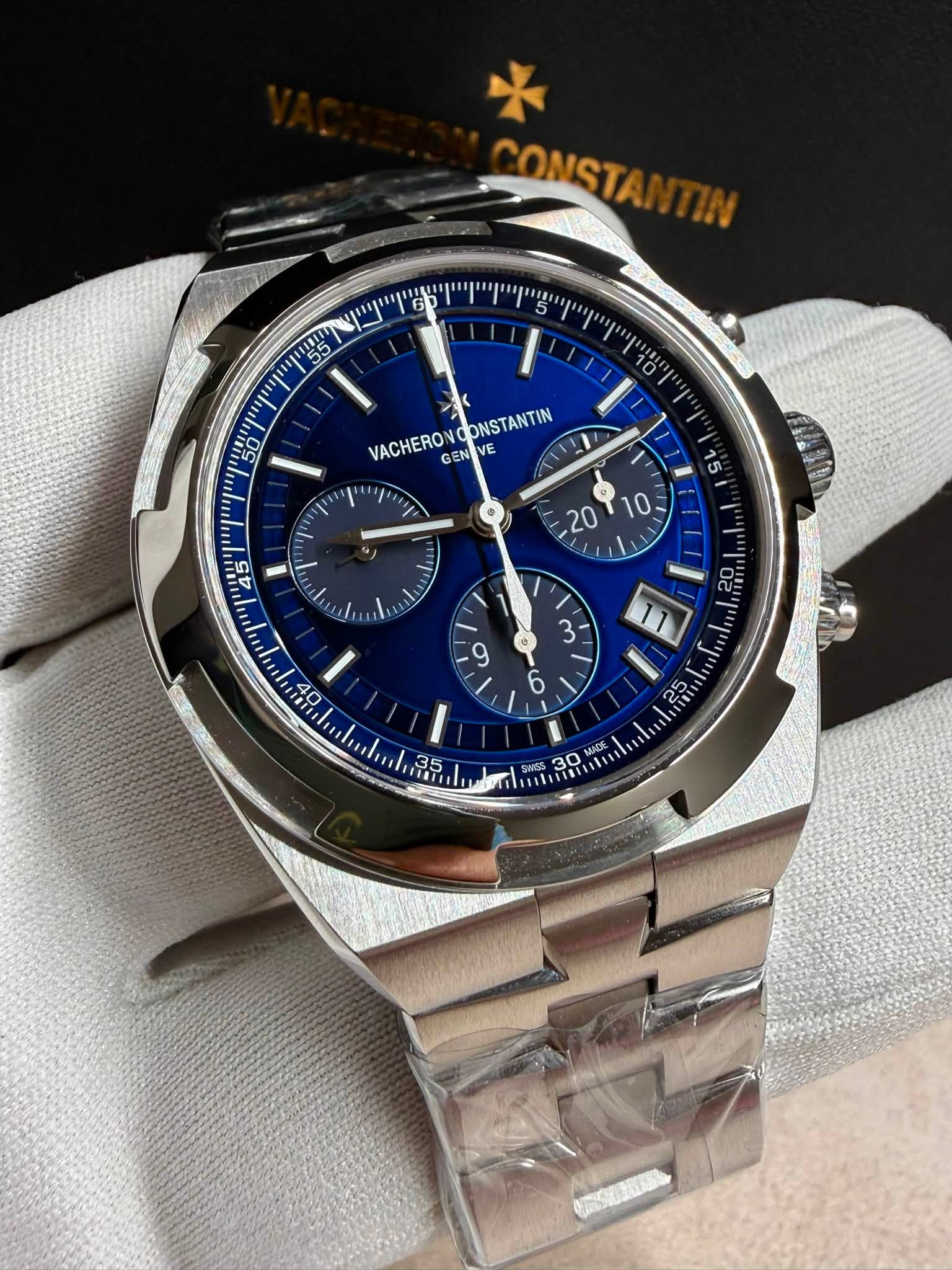 May be an image of wrist watch and text that says 'COMSTA 55 55 יייןי 50 0 VACHERO GEN VE DONSTANTIN VACHERONCONSTANTIN I ខ 6 25 1P 35 MADE SWSS 30'