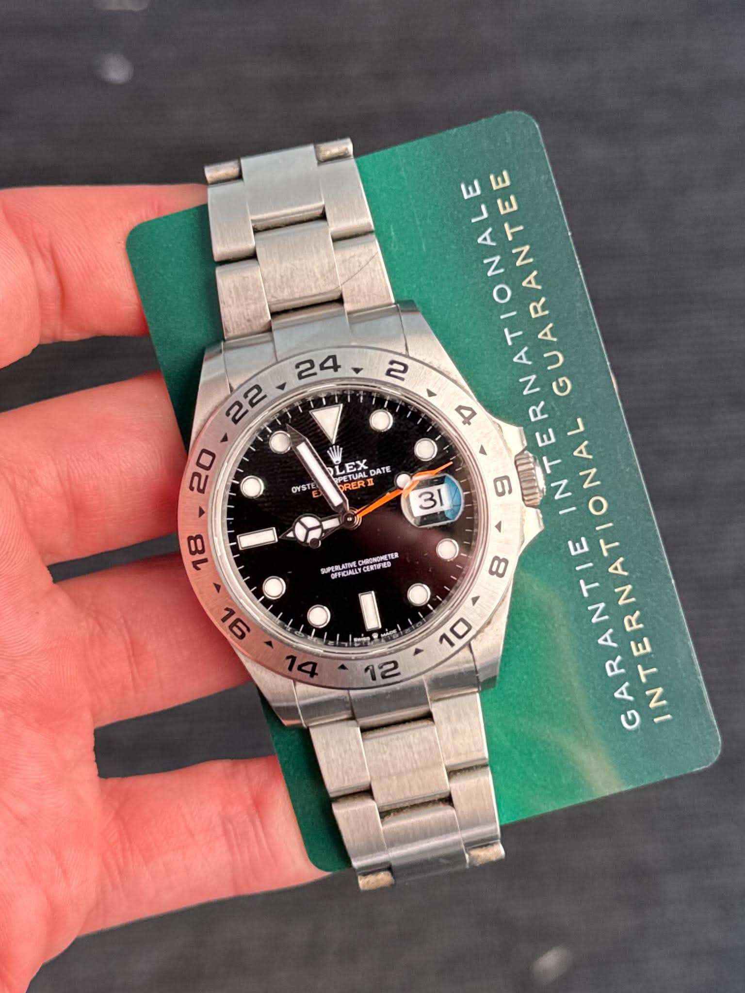 May be an image of wrist watch and text that says '24 22 20 OYSTE 18 2 GUARANTE N LGUARANT TIONALGUARANTE E CETUAL TERNATIONALE 4 LEX PETUAL DATE ORER RED ALDAT R 31 9 UID…