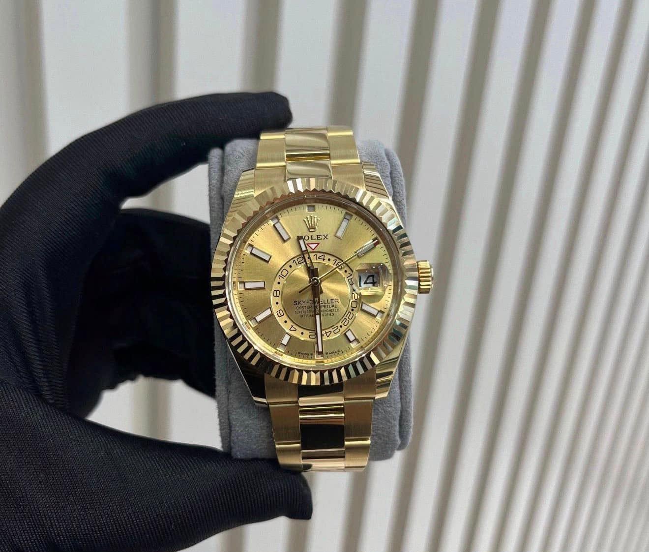 May be an image of wrist watch and text that says '1 D VI OLEX EX aV I B 0 S t ELLER 0-'