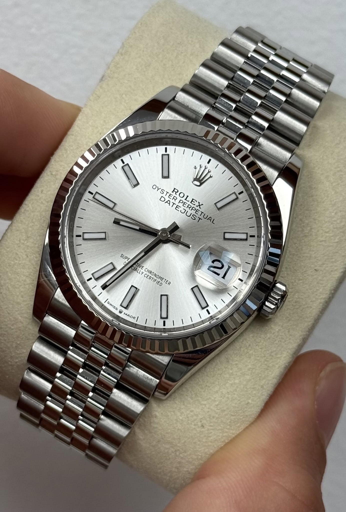 May be an image of wrist watch and text that says 'WI OYST DATEJUST DAT ROLEX ROLEX ERPET PERPETU LEX TUAL IO SUPS IALLY CERTIFIED CERTIFIED CHRONOMETE IED TER SWIss I MADE I 21 D…