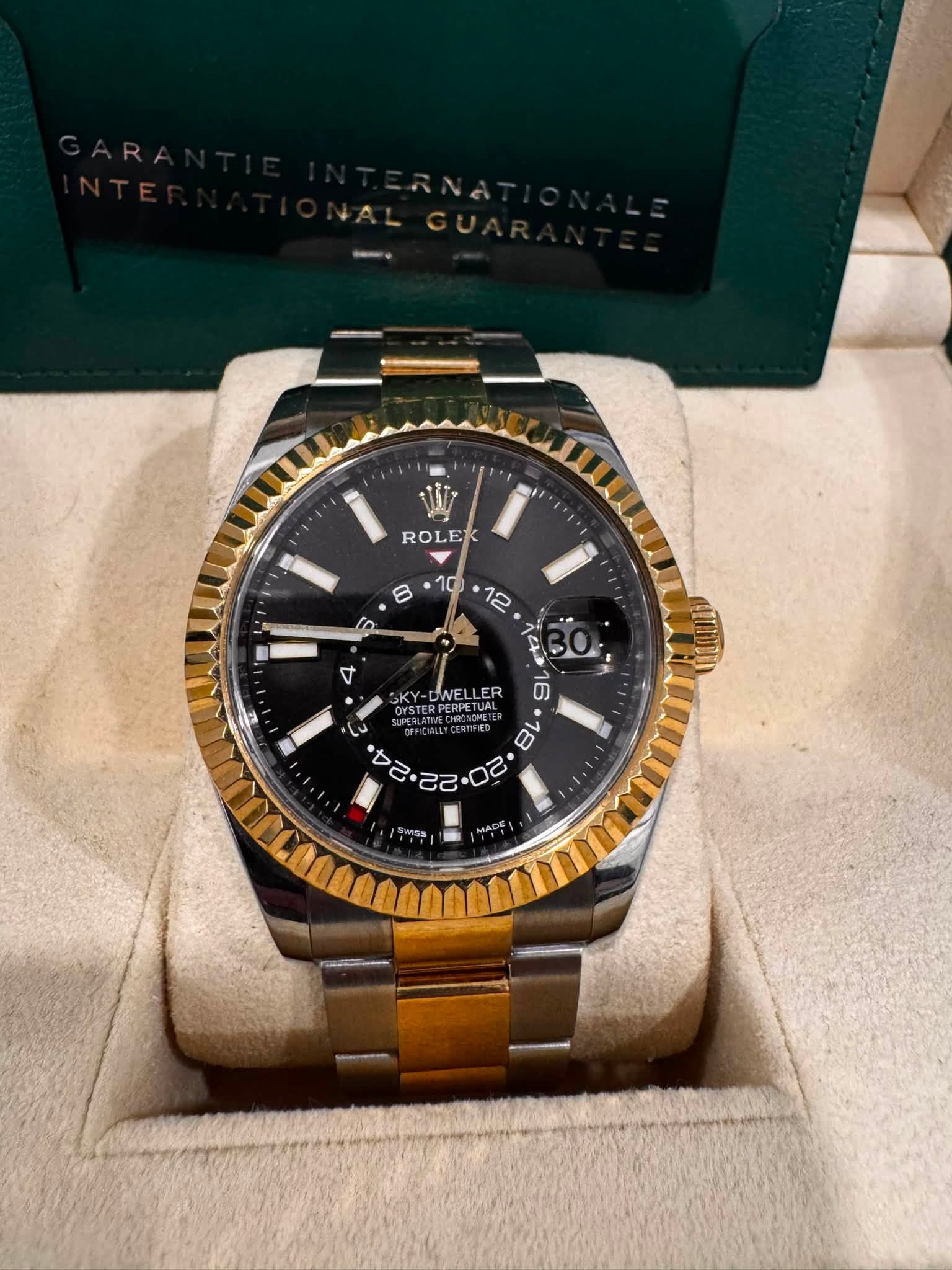 May be an image of wrist watch and text that says '1 W ROLEK ٧ SE ORY-UNELLER OYSTER -DWELLER LLER 6 DWEL DYSTERPERPETUAL STERDE L ២2 ישסיגליסמי 2 ቤን so 20 3 MADE SWISS'