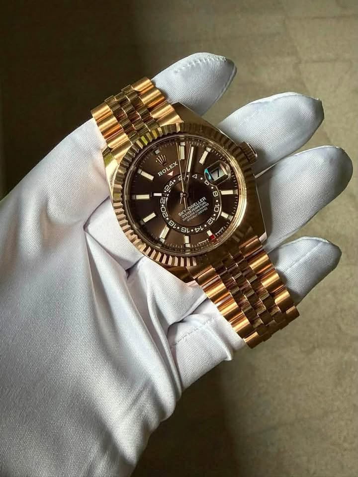 May be an image of wrist watch and text that says '4 ? 5 00 UU للهه 1l ROLE RO 24 2 20. KY لة し 18 eN C U د セレ タレ'